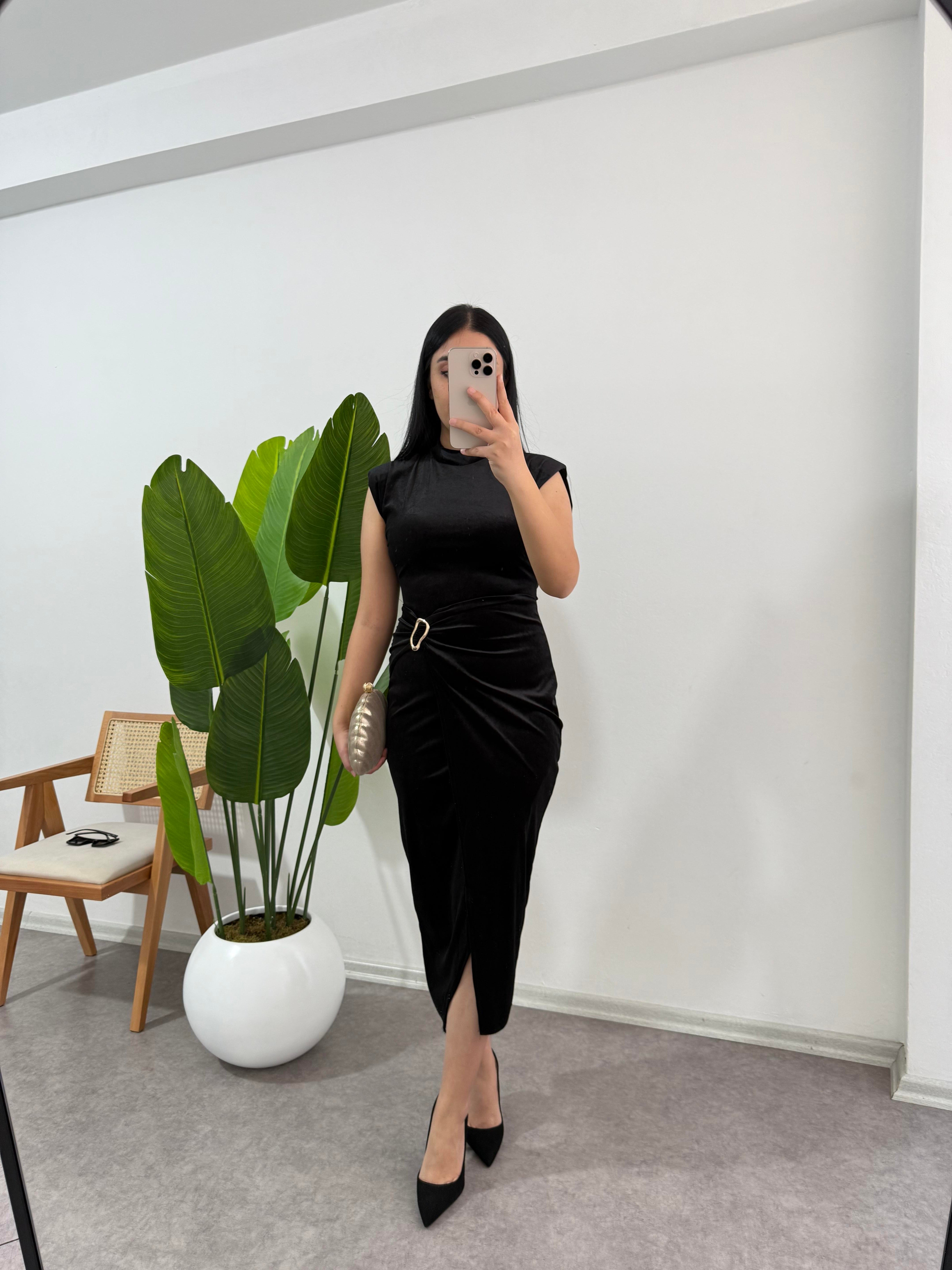 Broşlu Kadife Siyah Elbise 