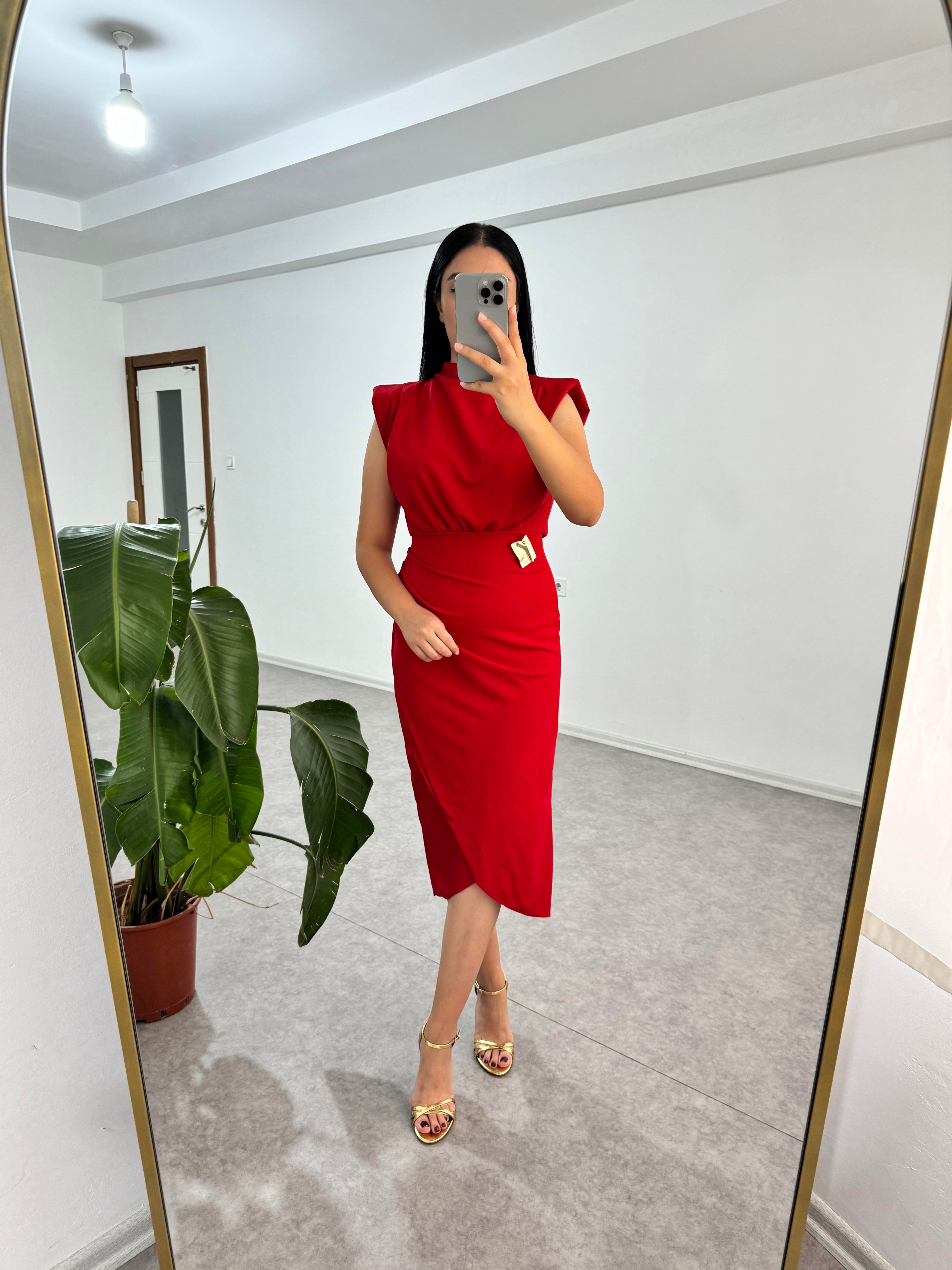 Broşlu Kırmızı Elbise