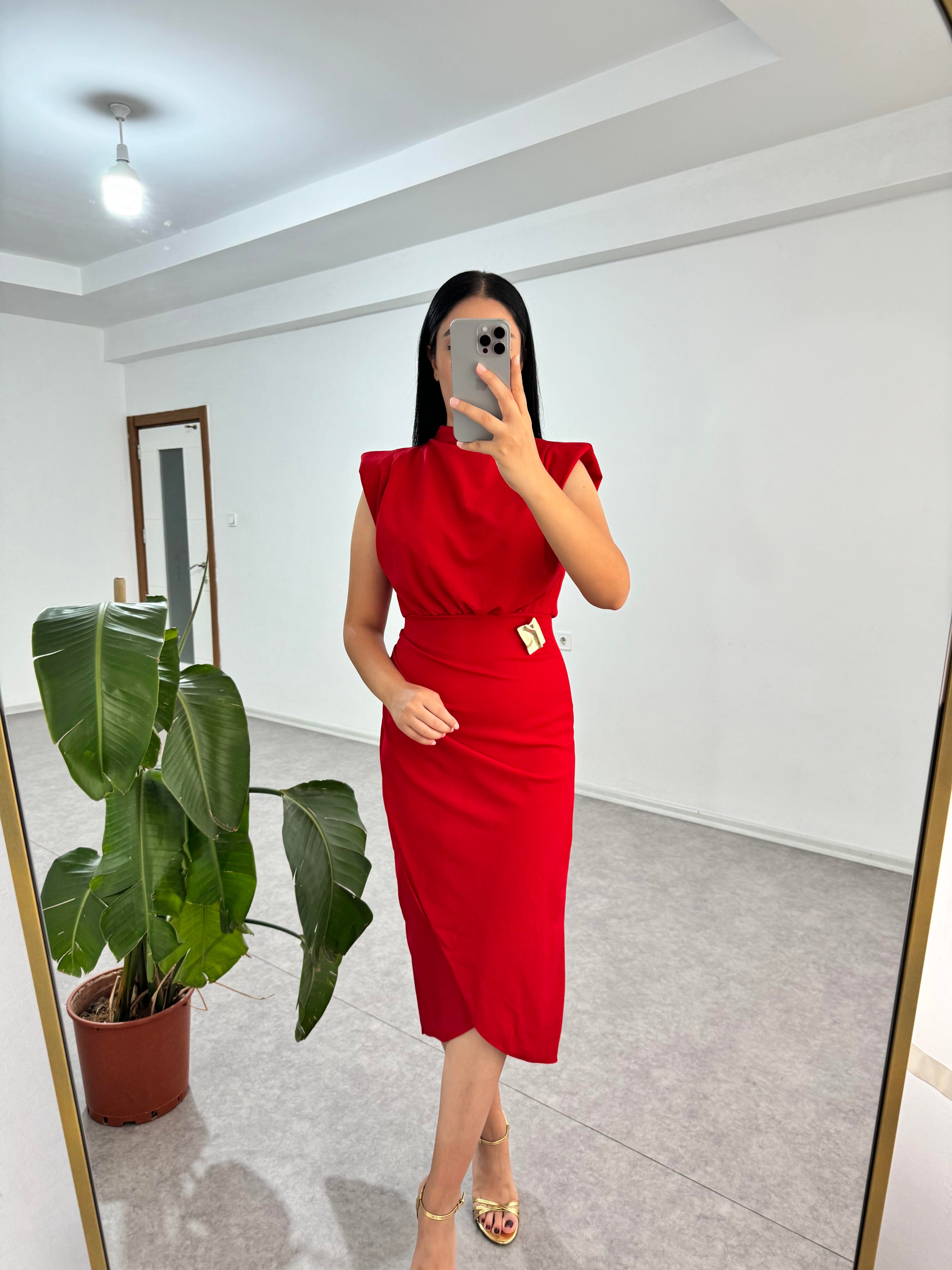 Broşlu Kırmızı Elbise