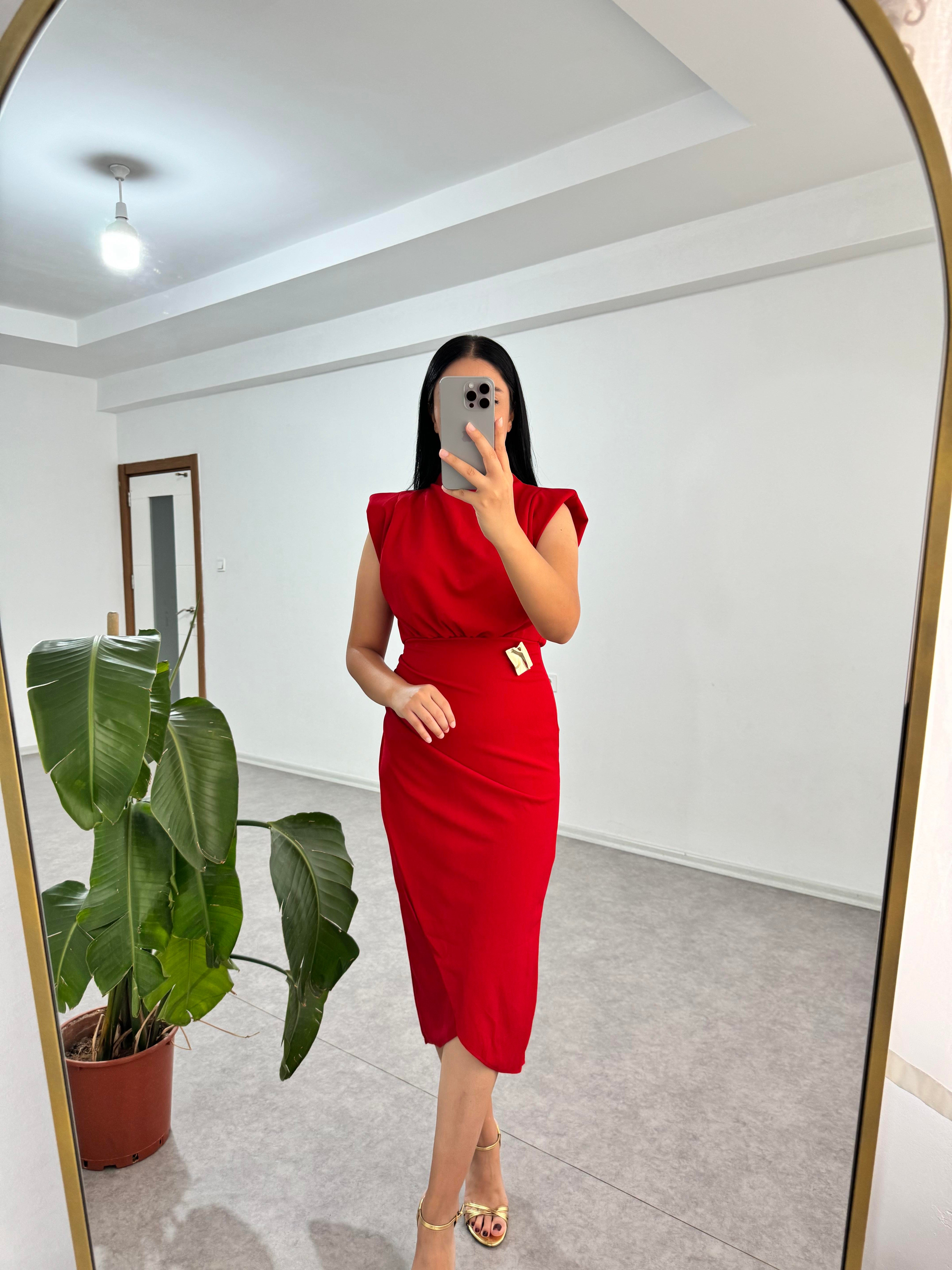 Broşlu Kırmızı Elbise