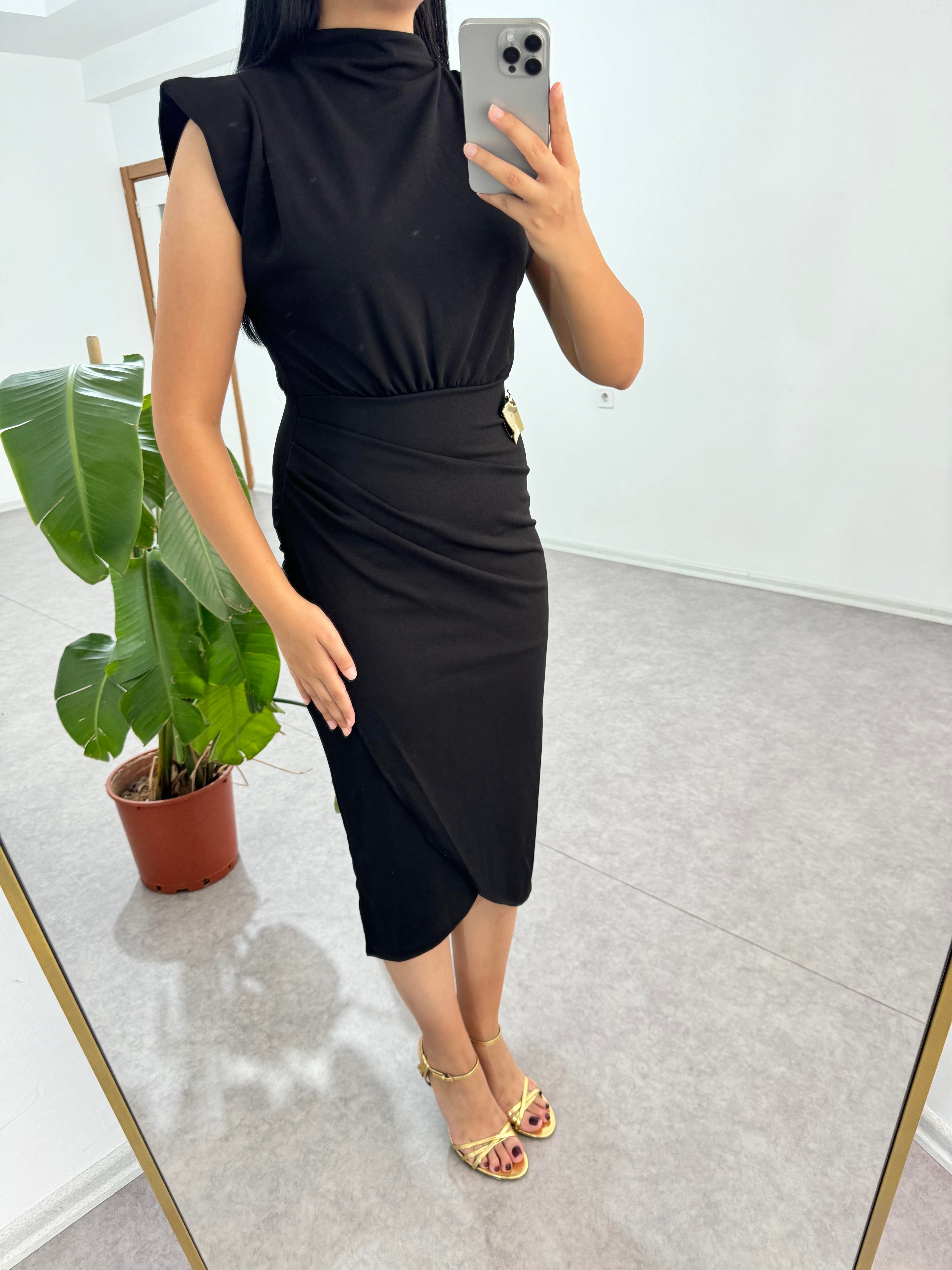 Broşlu Siyah Elbise