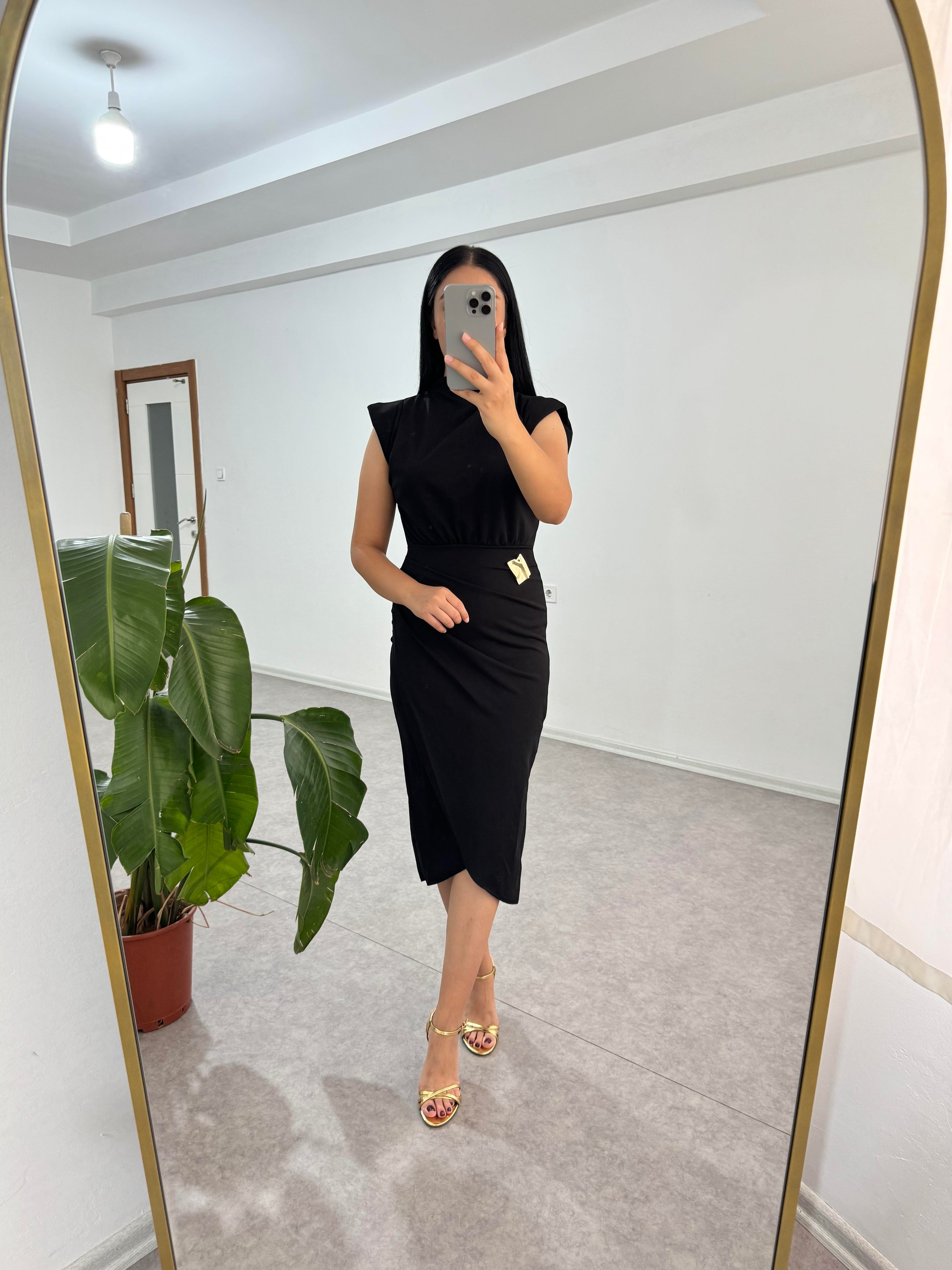 Broşlu Siyah Elbise