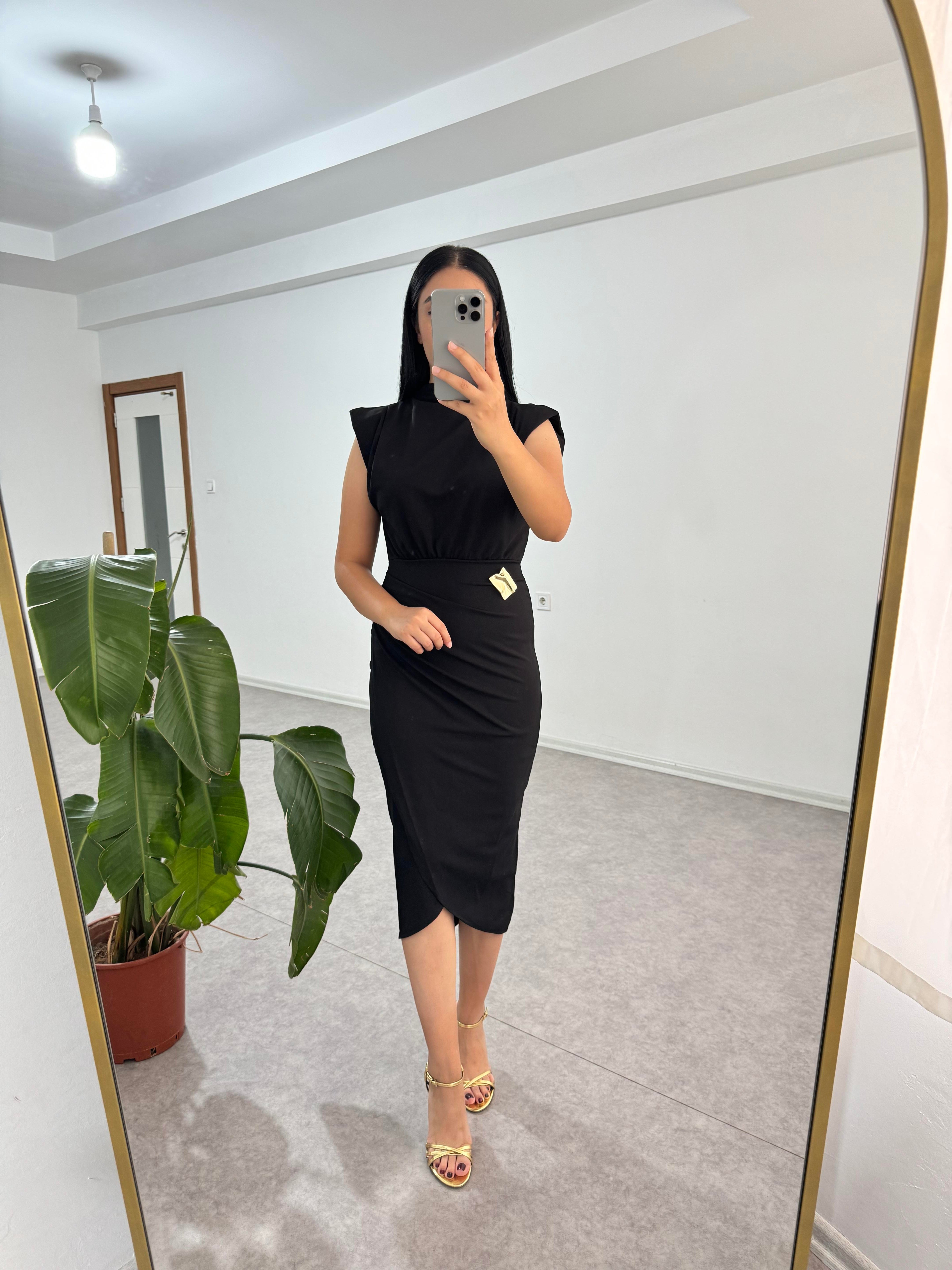 Broşlu Siyah Elbise