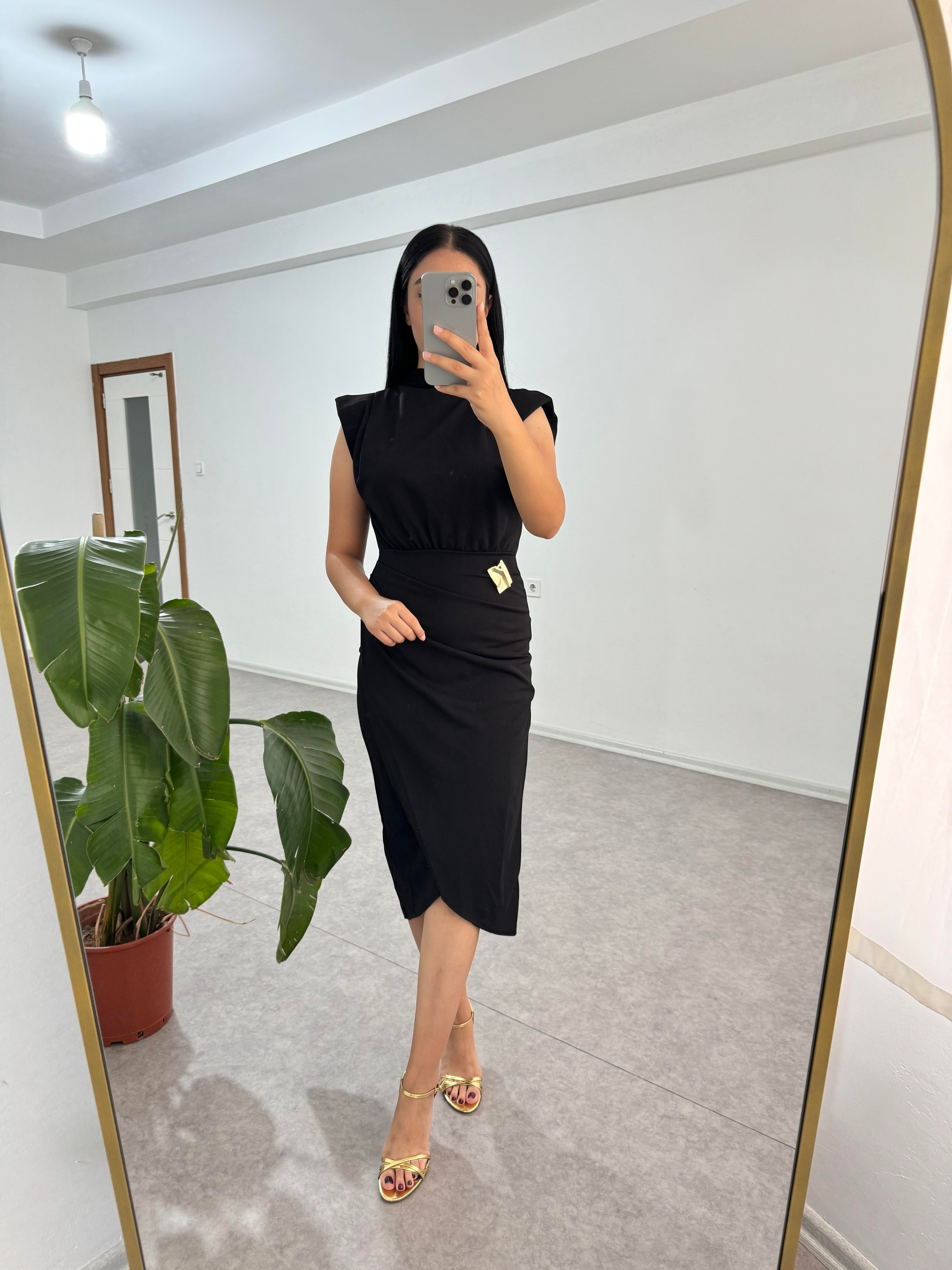 Broşlu Siyah Elbise