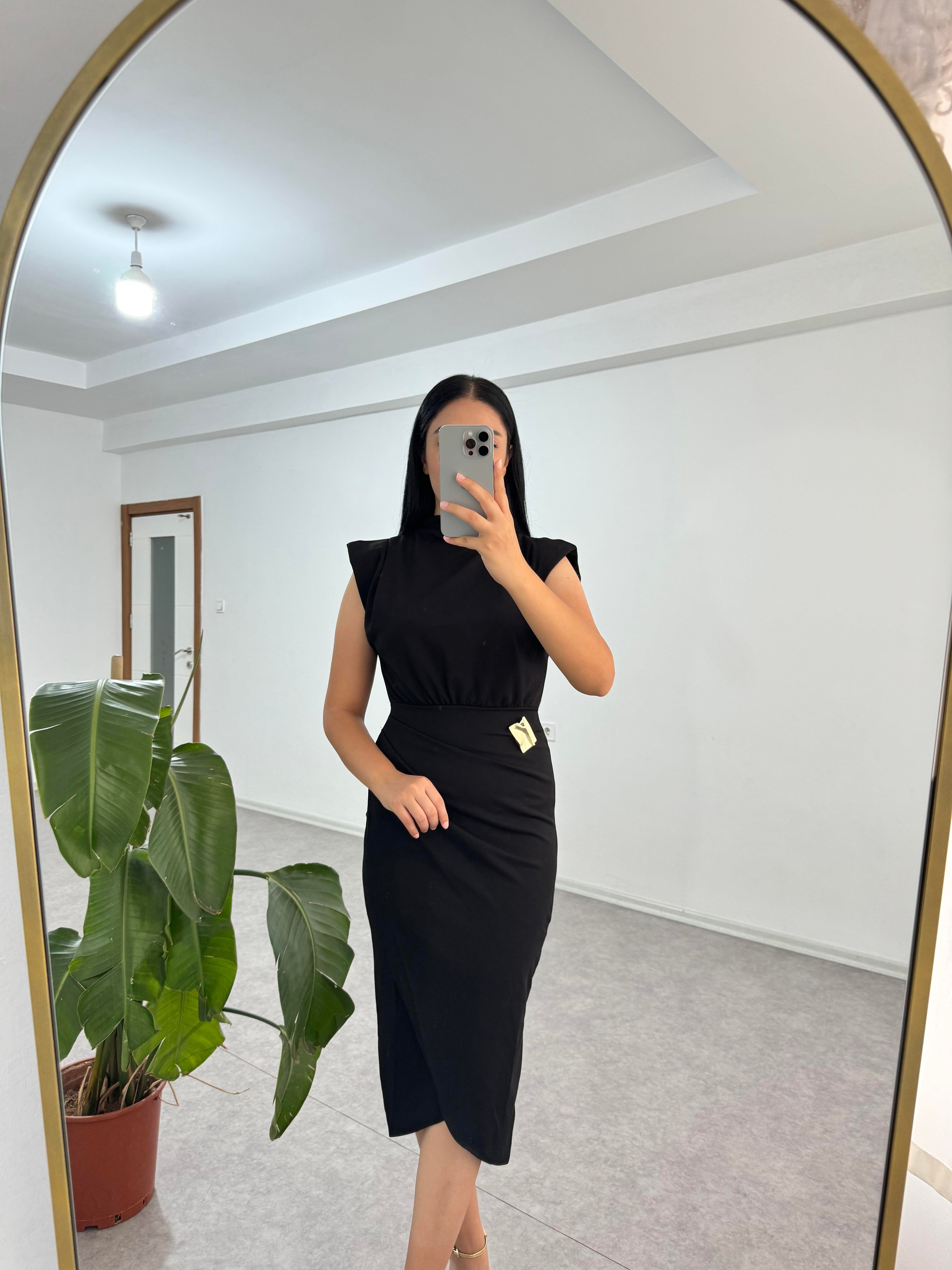 Broşlu Siyah Elbise