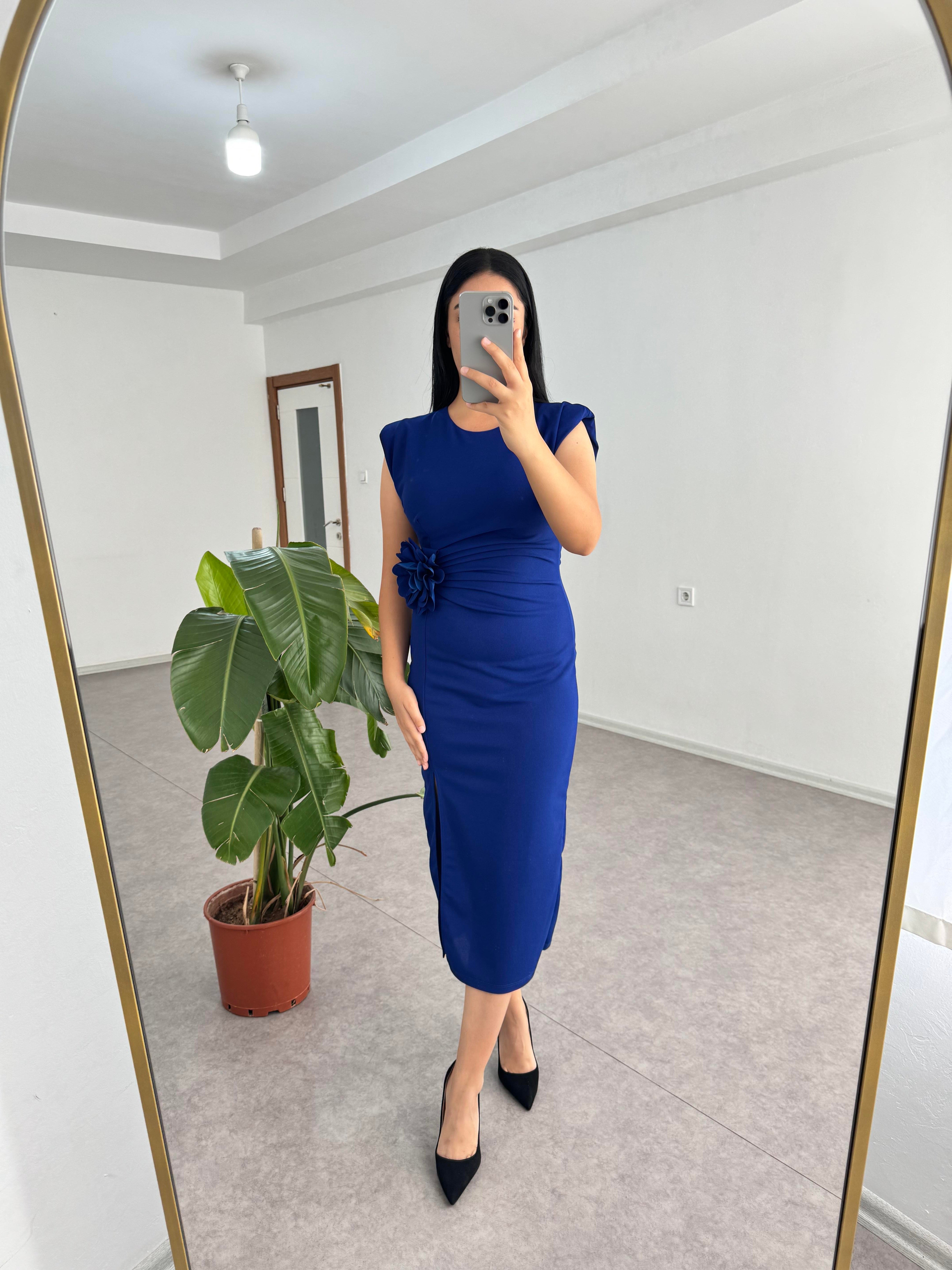 Çiçekli Broş Mavi Elbise