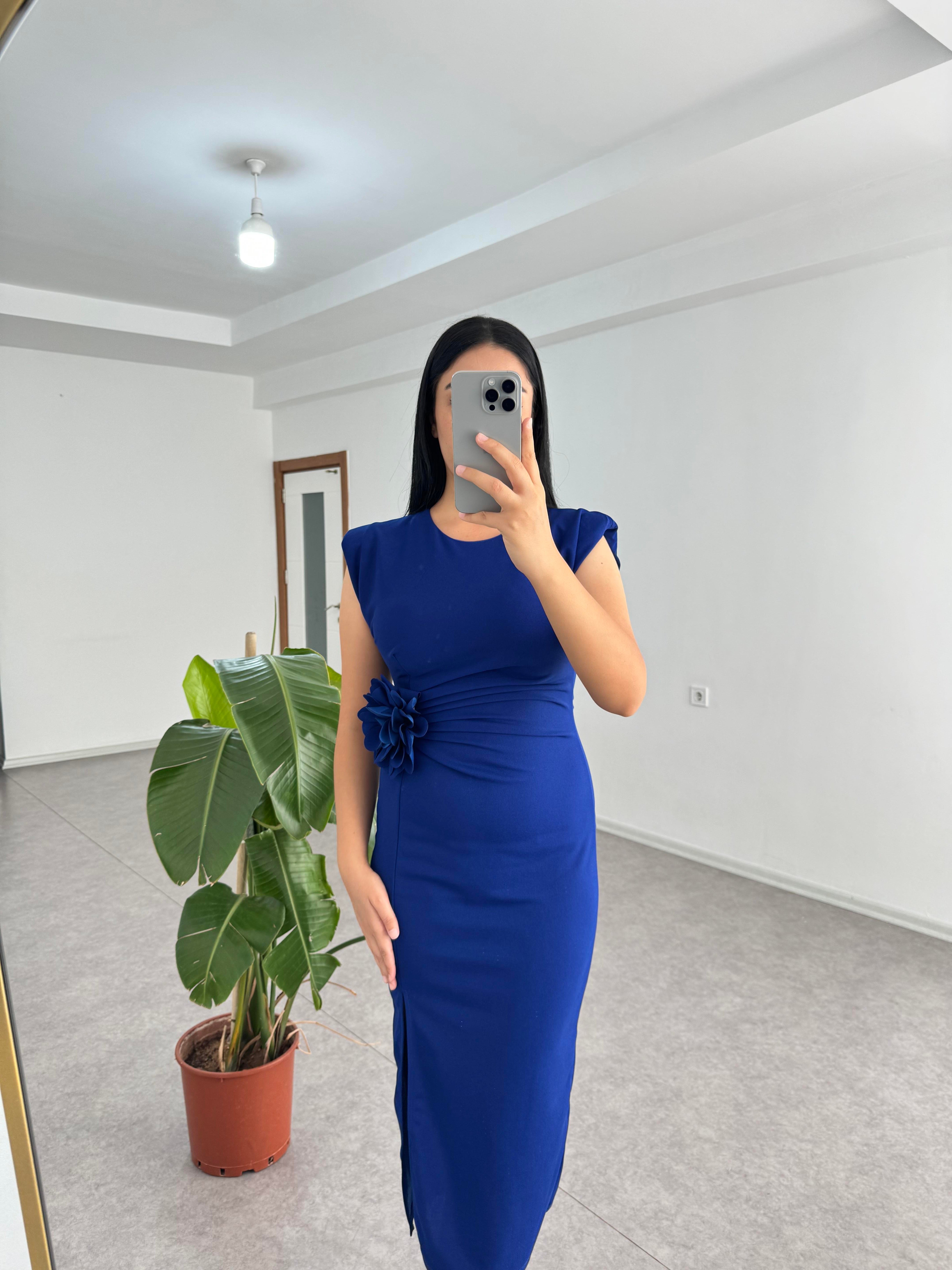 Çiçekli Broş Mavi Elbise