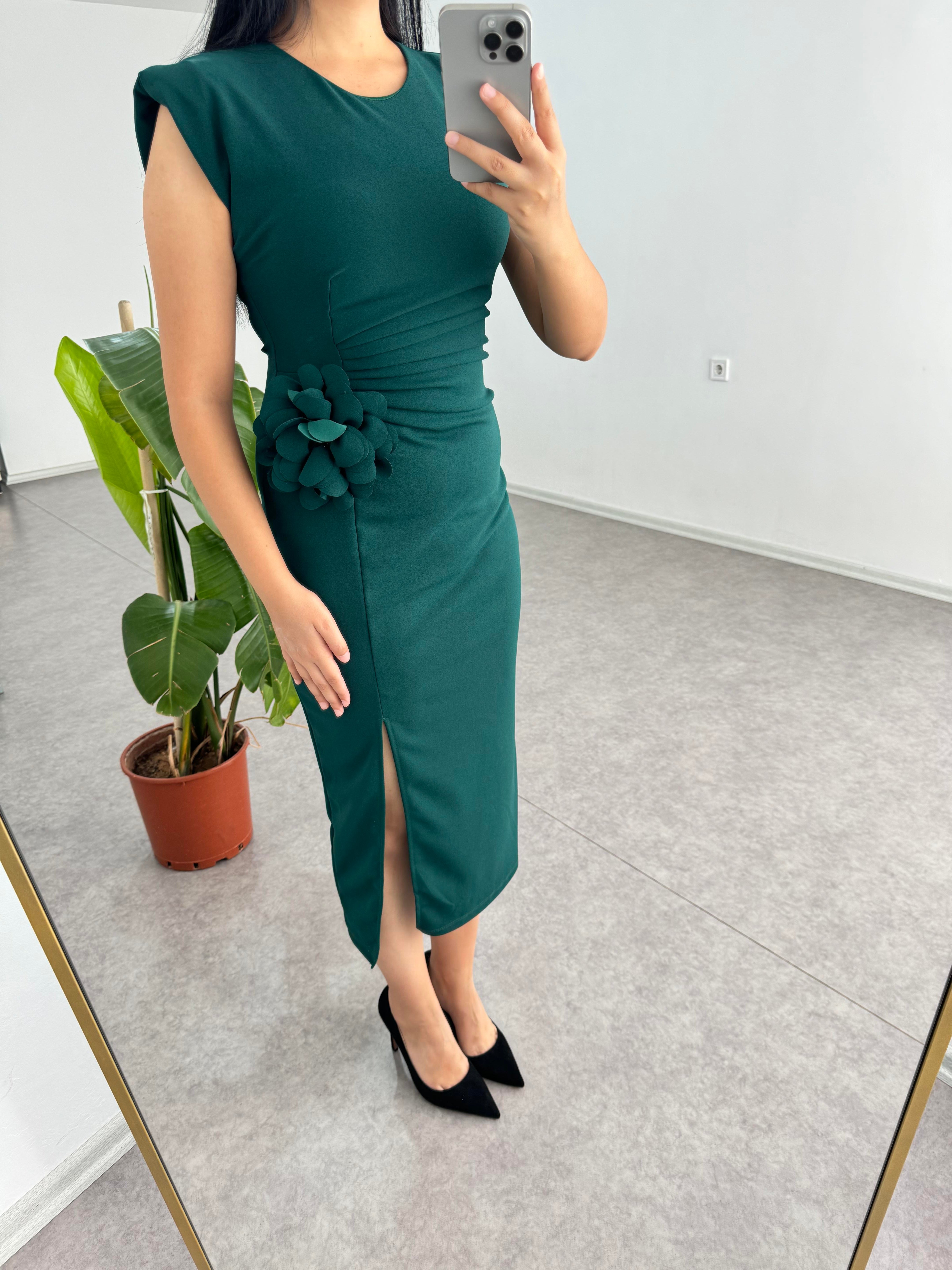 Çiçekli Broş Yeşil Elbise 