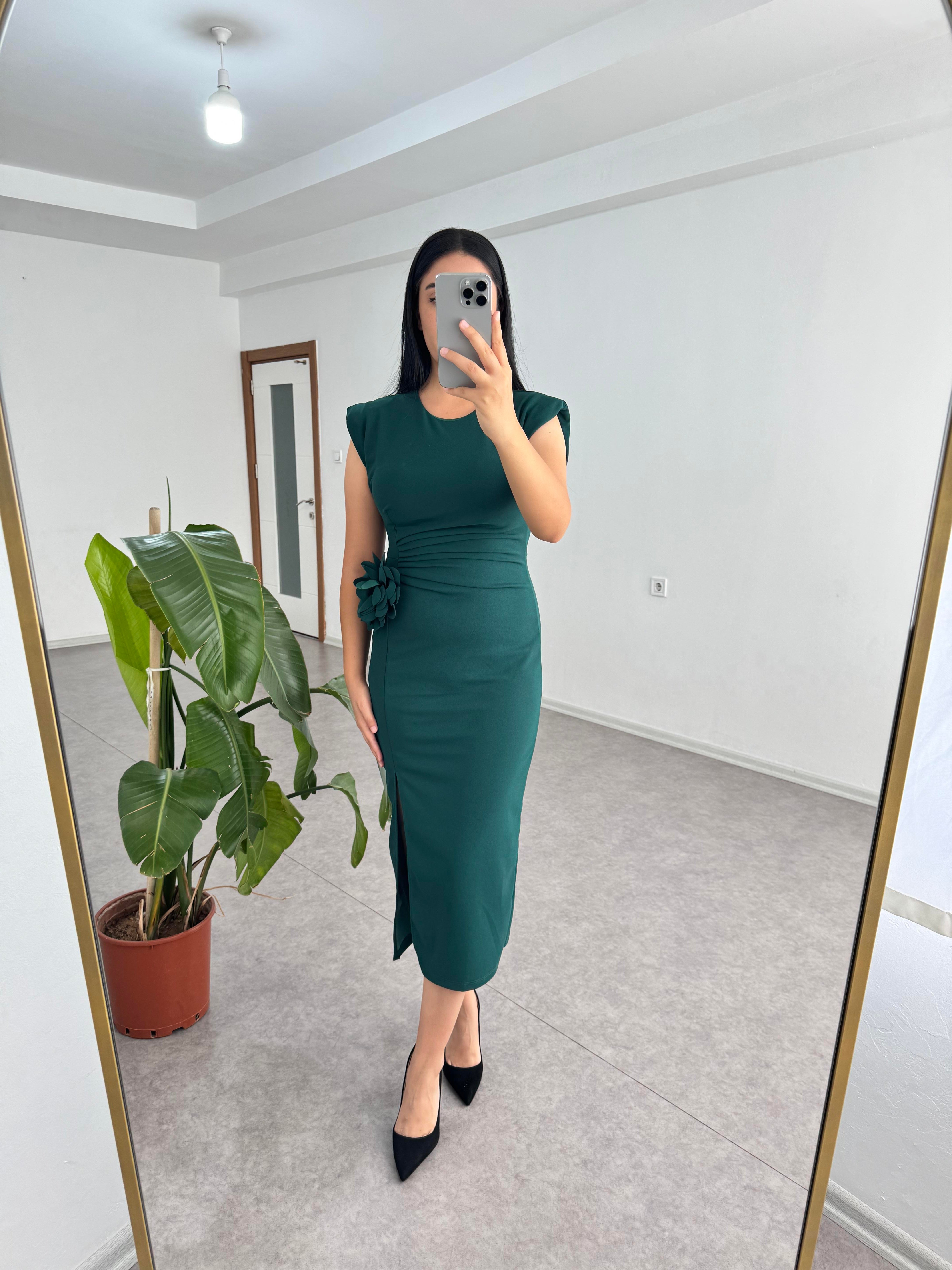 Çiçekli Broş Yeşil Elbise 