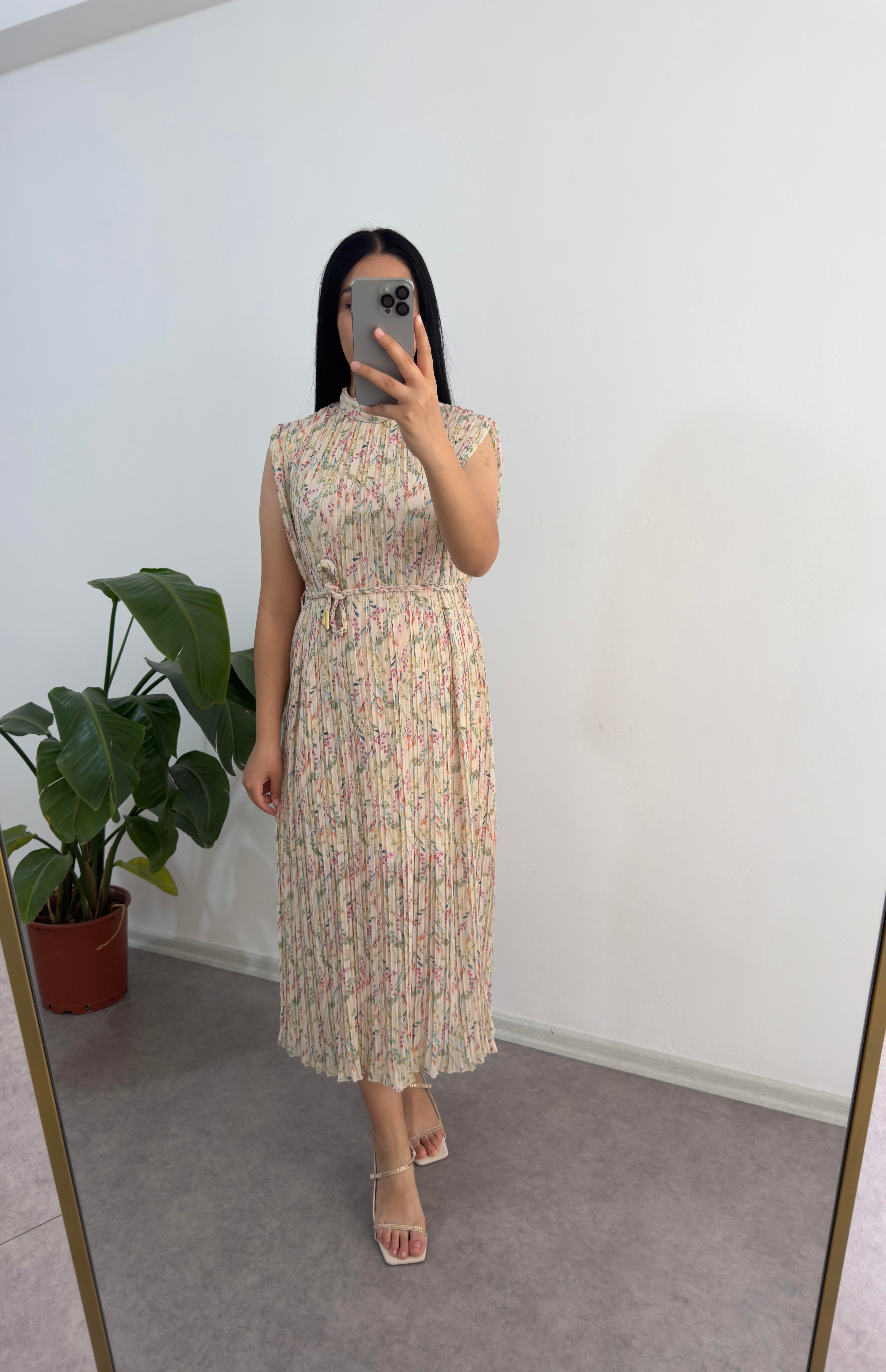 Çiçekli Krem Piliseli Elbise