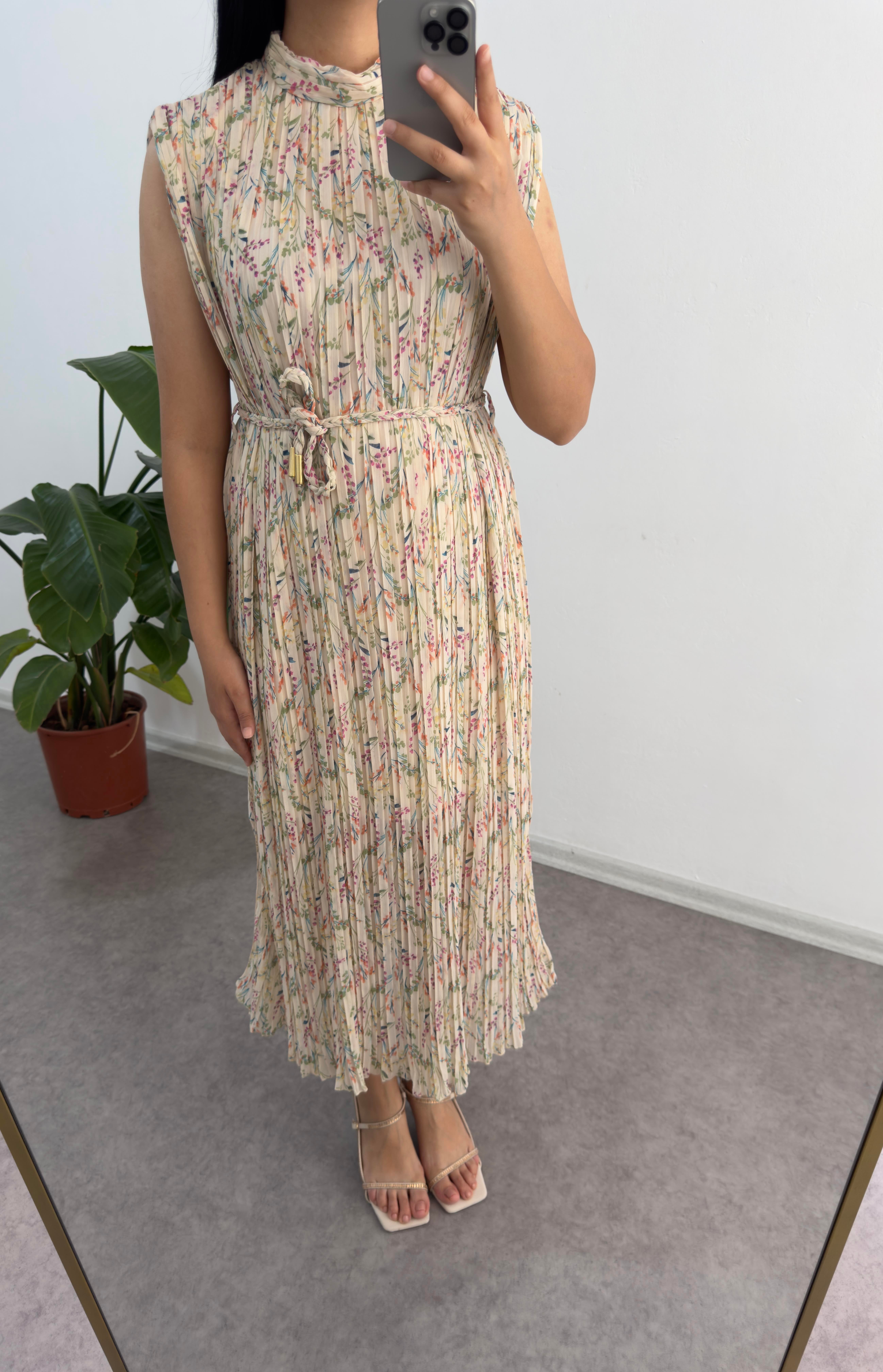 Çiçekli Krem Piliseli Elbise