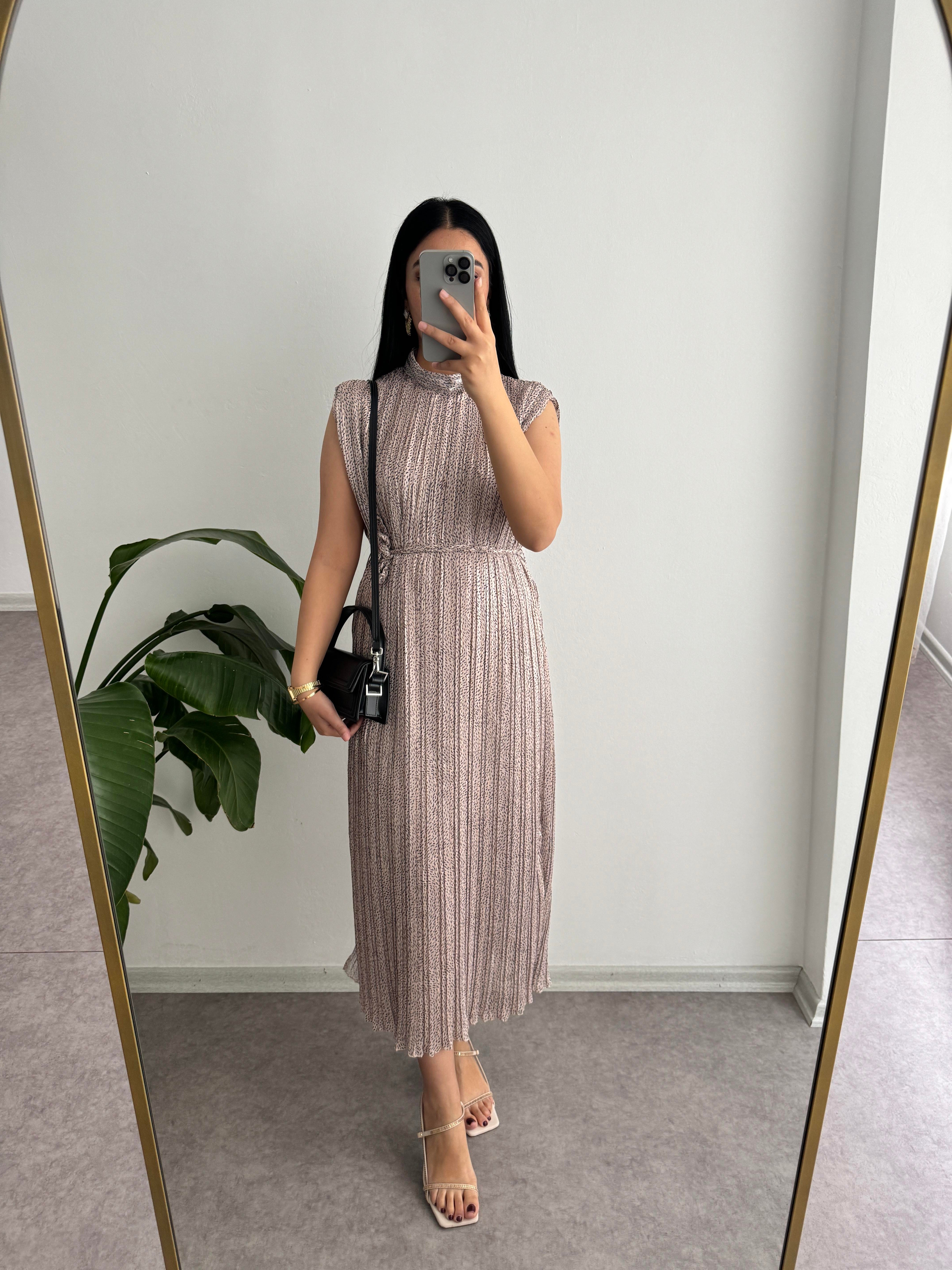 Dik Yaka Piliseli Elbise