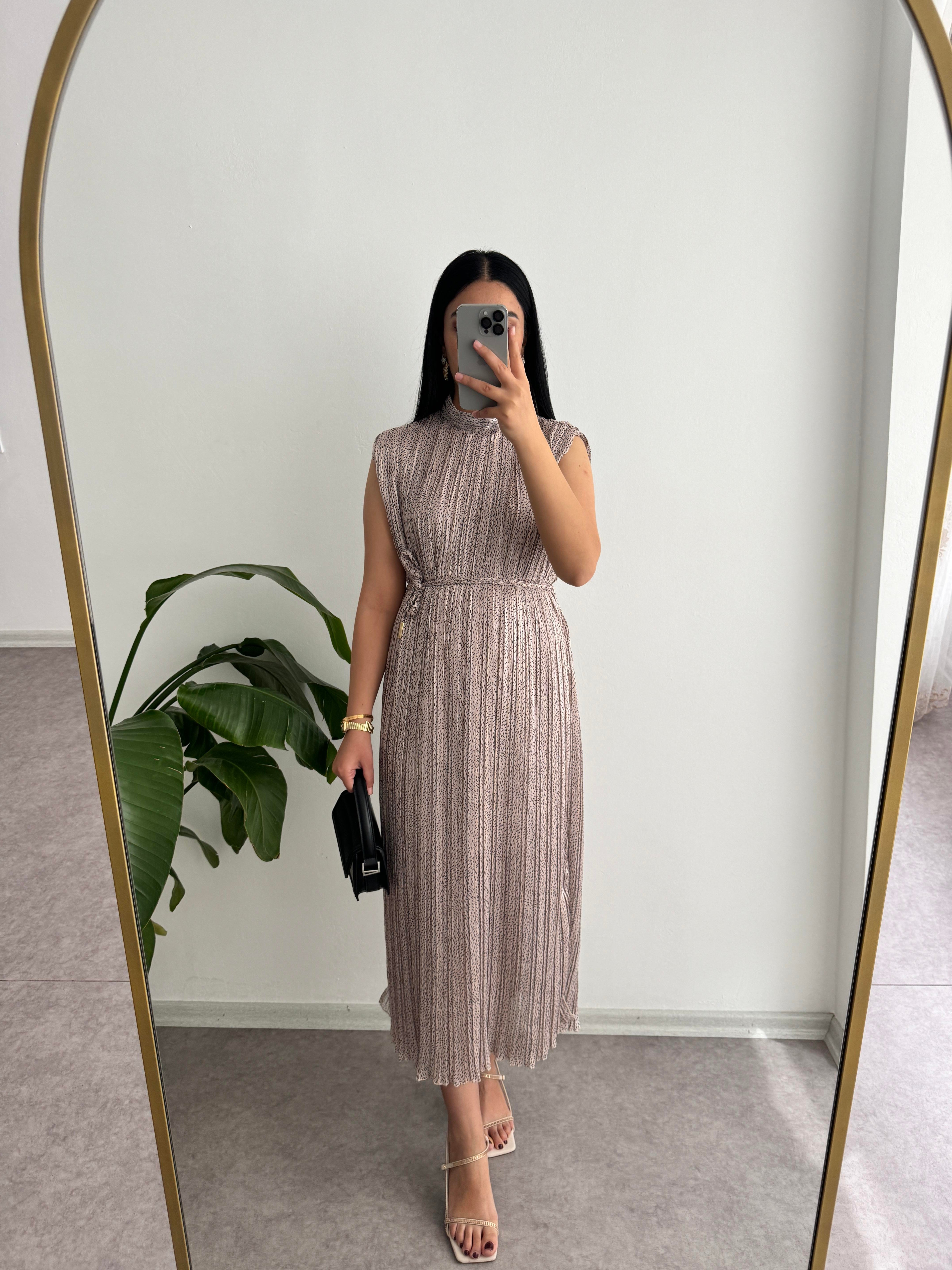 Dik Yaka Piliseli Elbise