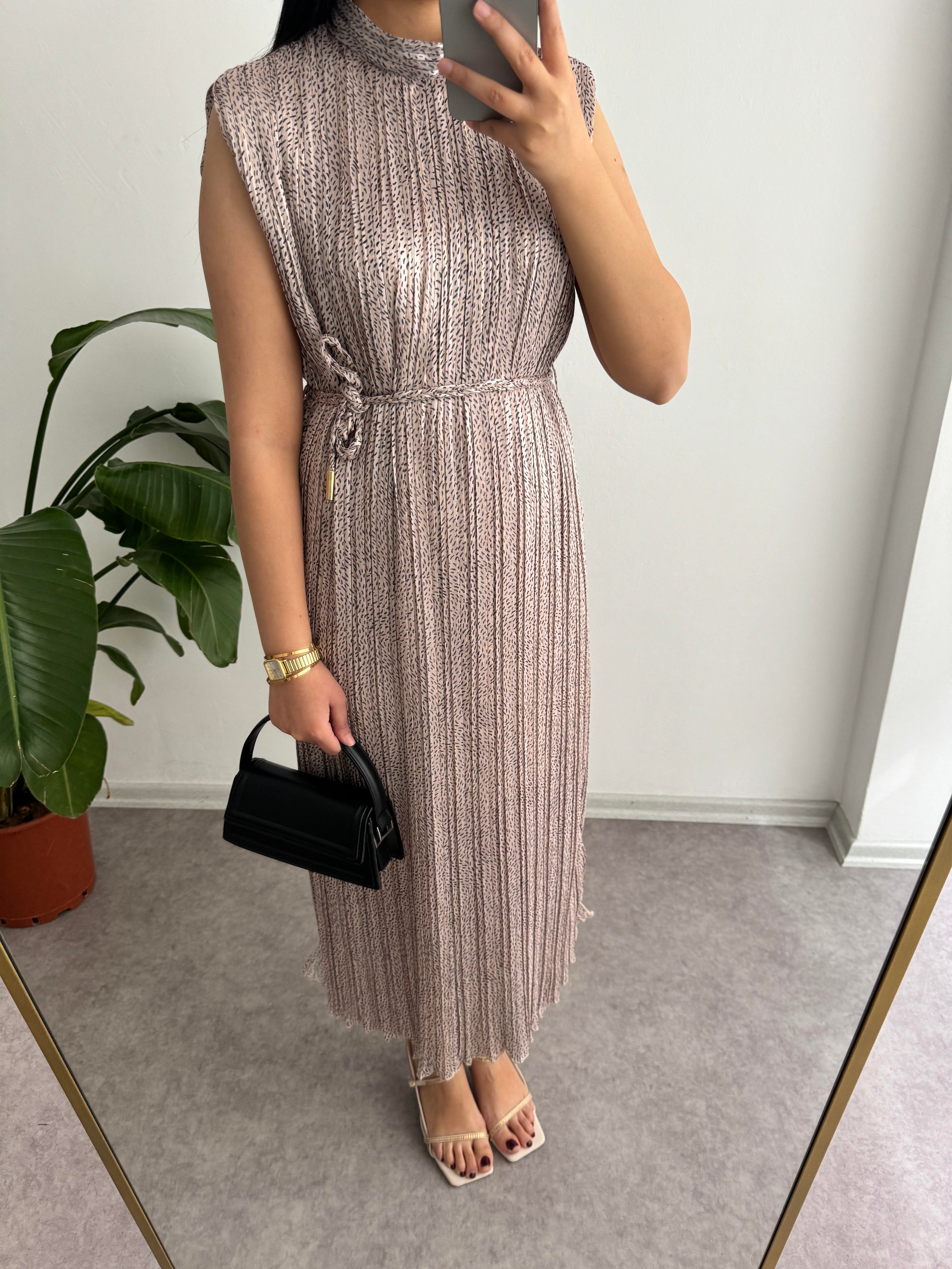 Dik Yaka Piliseli Elbise