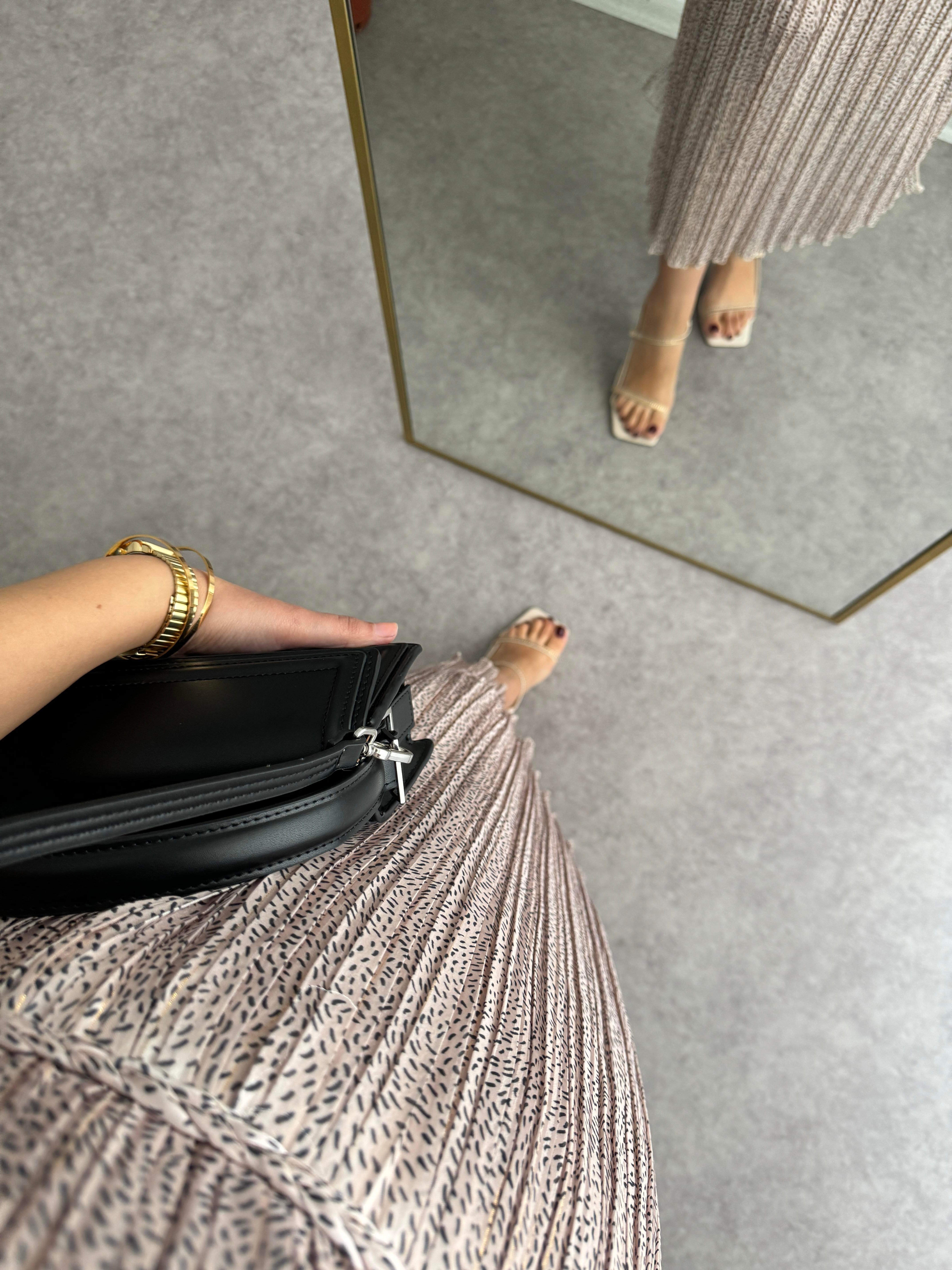 Dik Yaka Piliseli Elbise