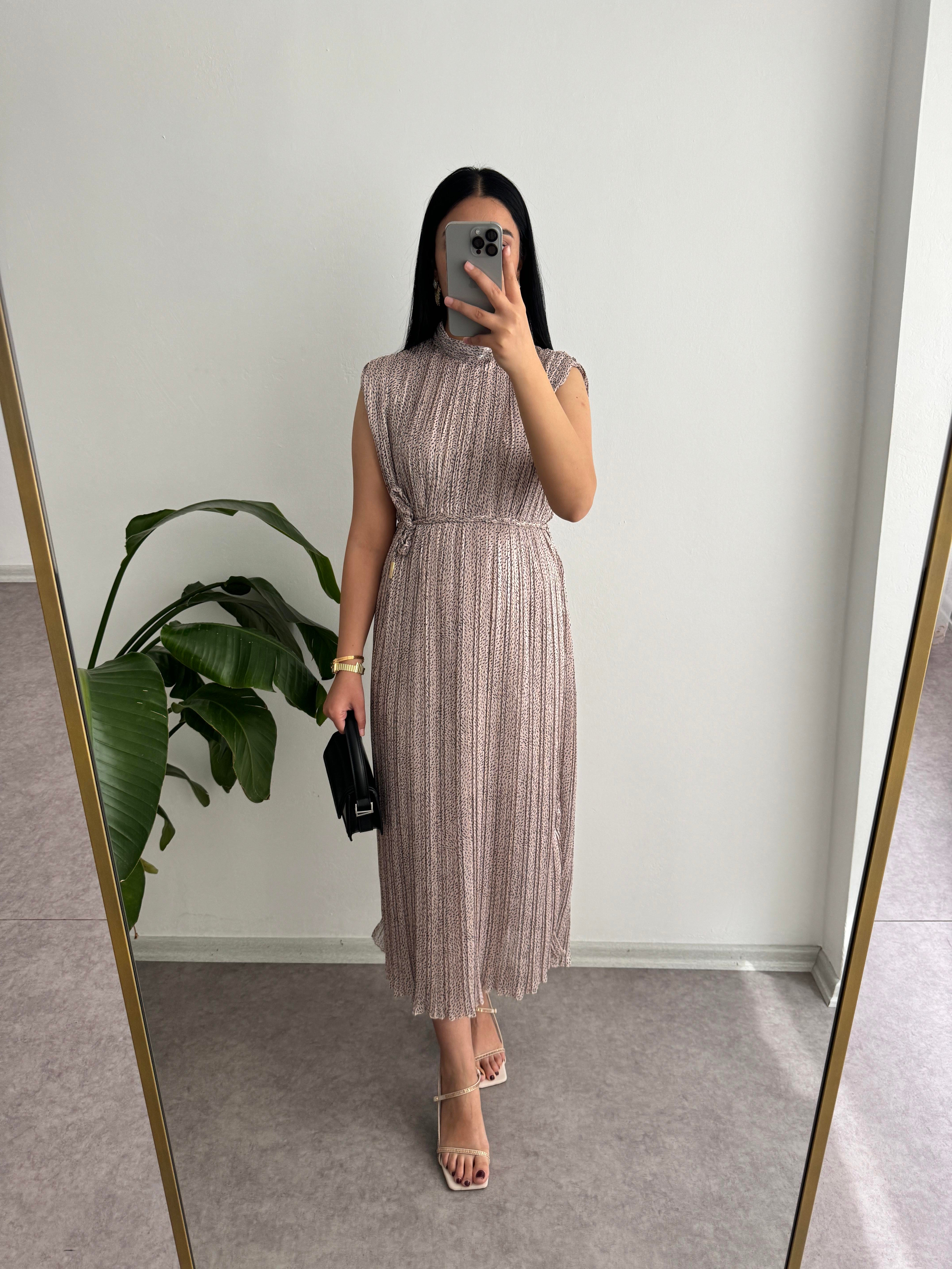 Dik Yaka Piliseli Elbise