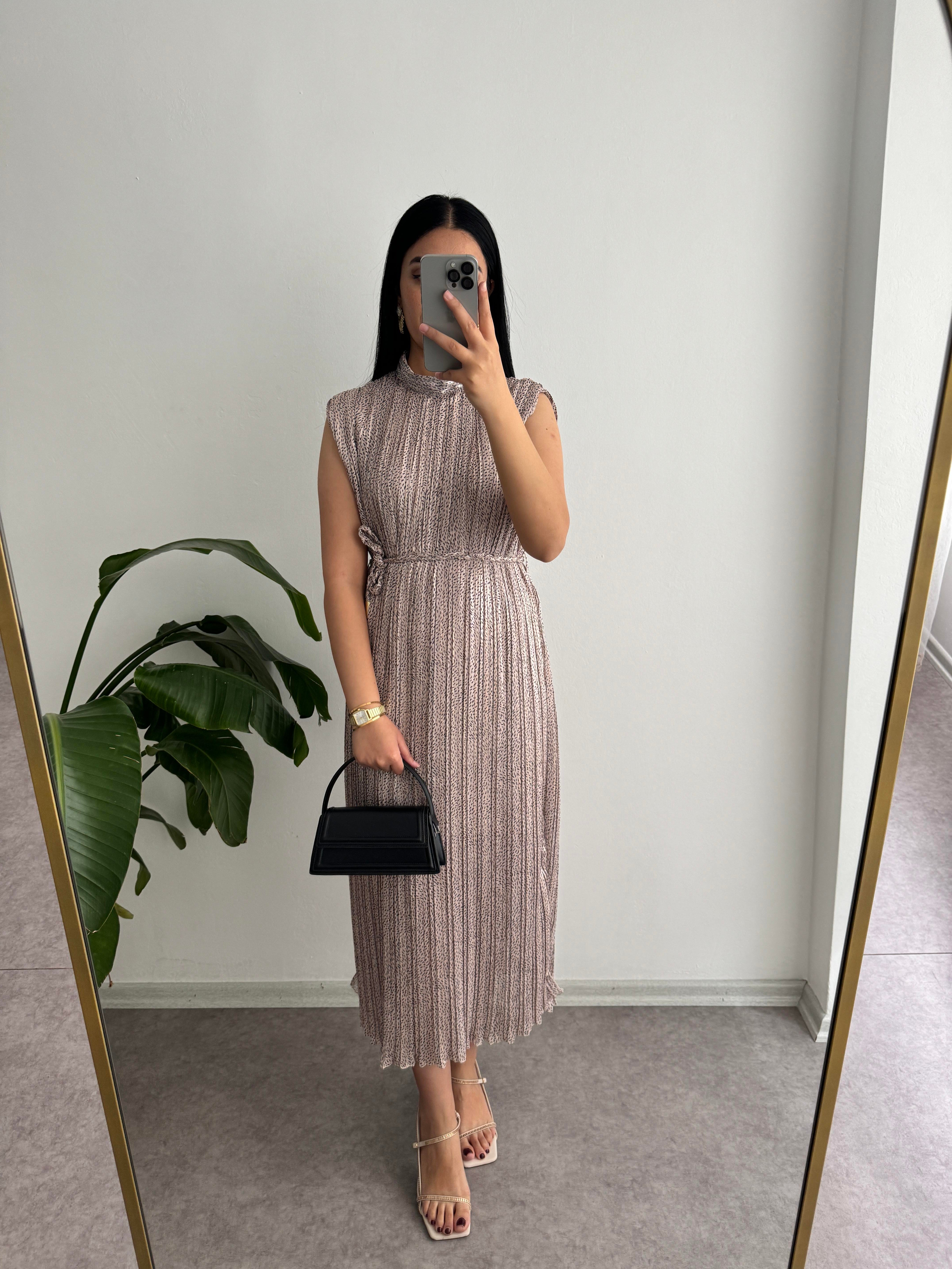 Dik Yaka Piliseli Elbise