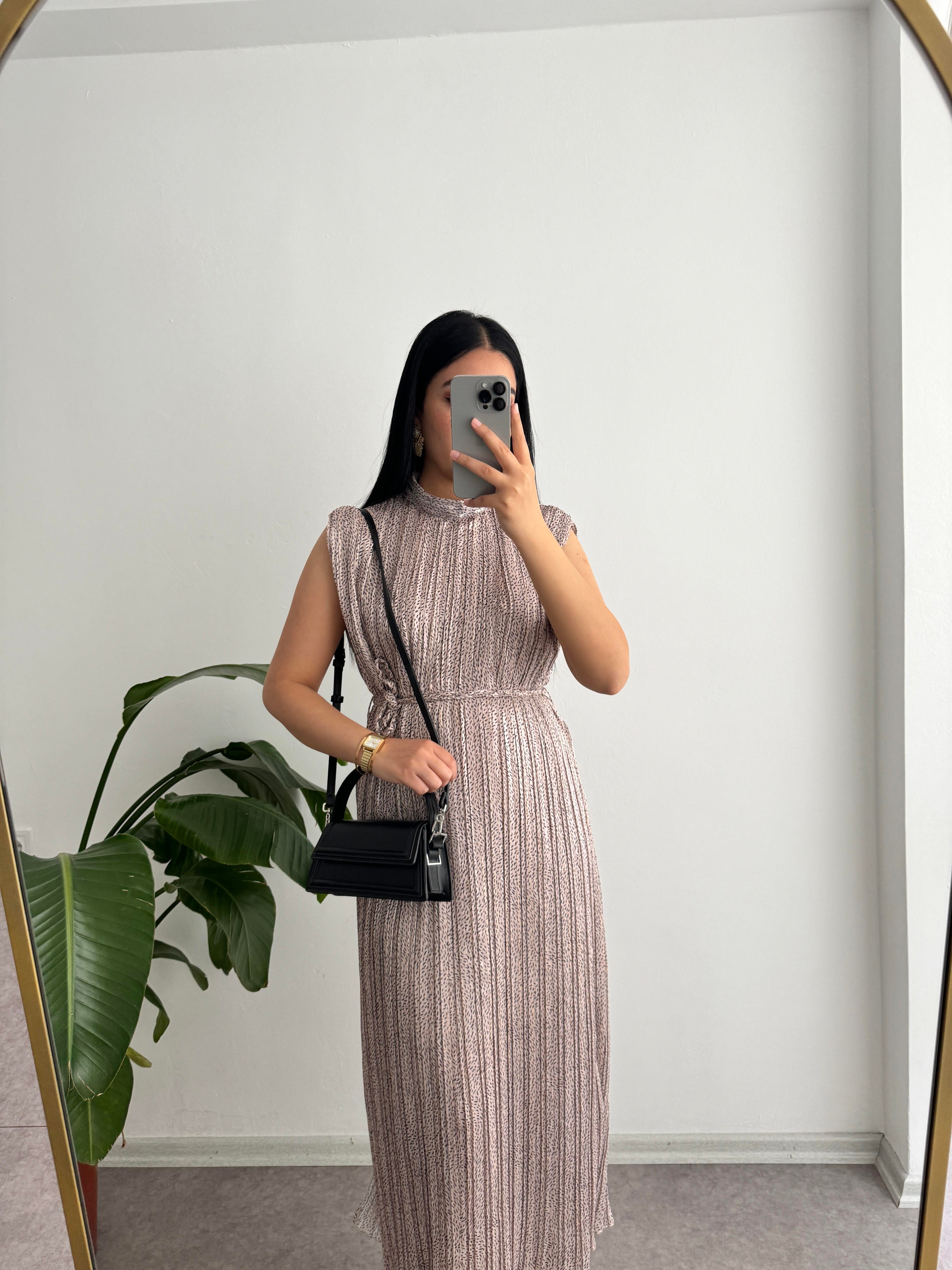 Dik Yaka Piliseli Elbise