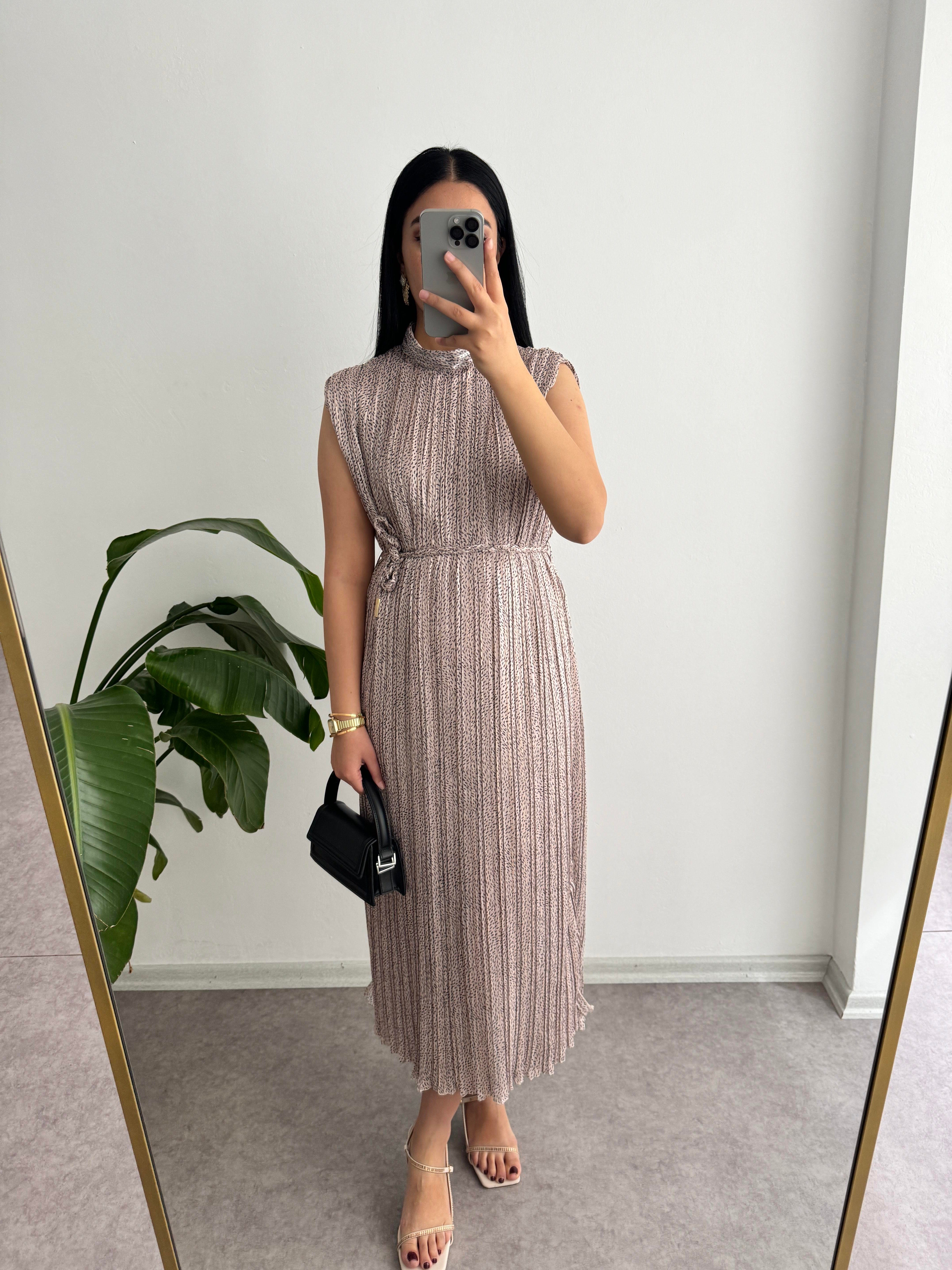 Dik Yaka Piliseli Elbise