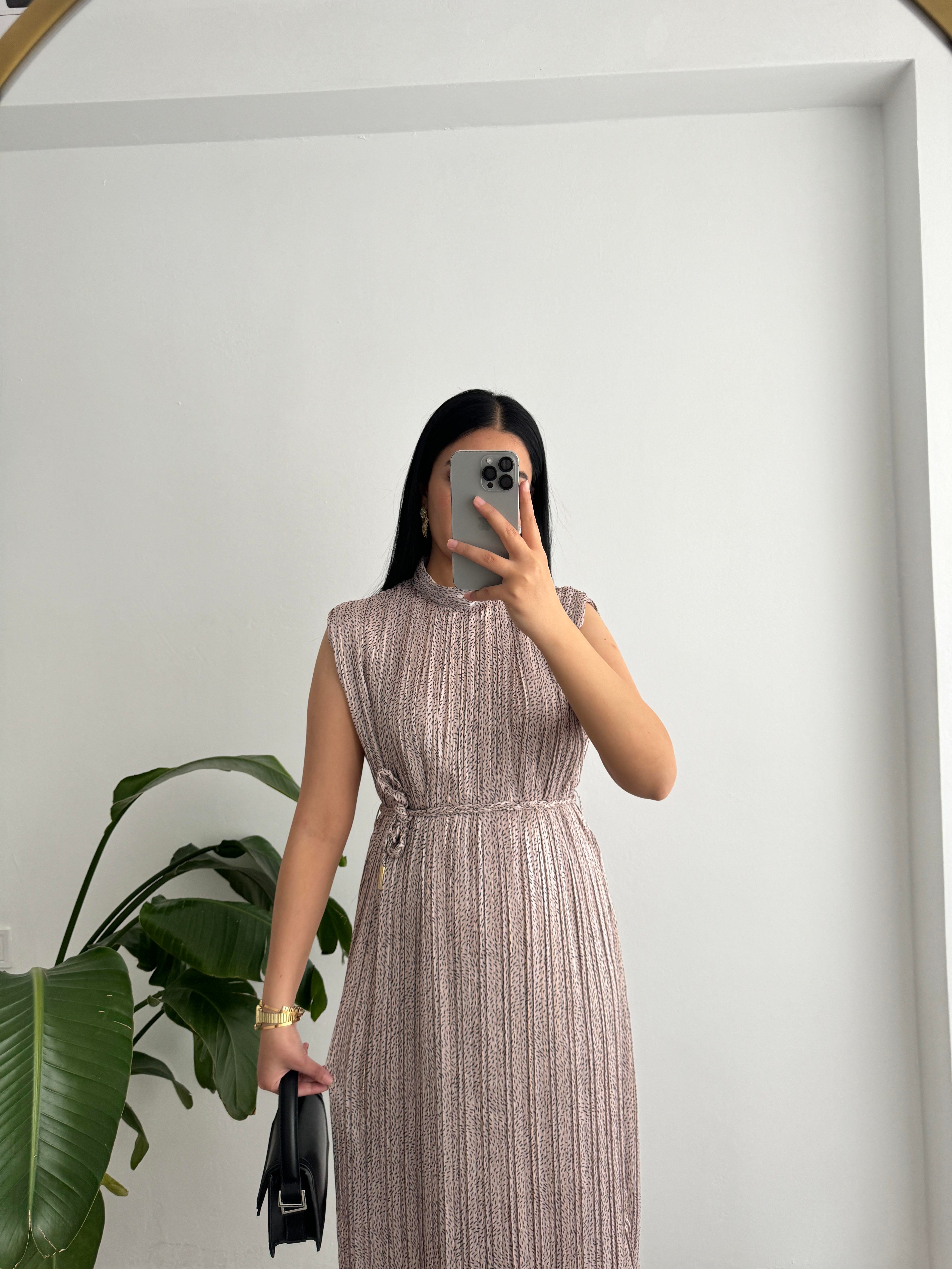 Dik Yaka Piliseli Elbise