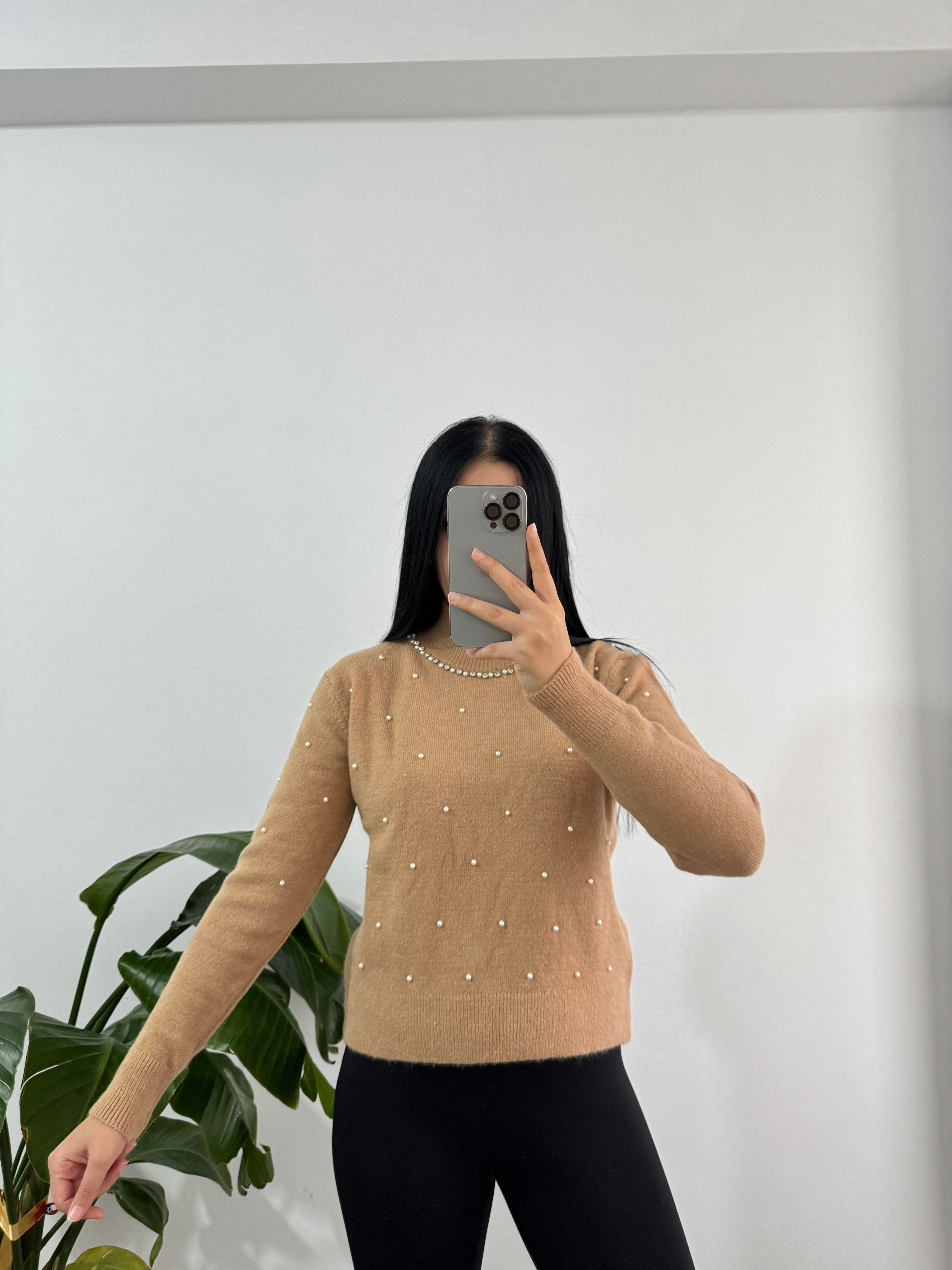 Dik yaka taşlı bej triko