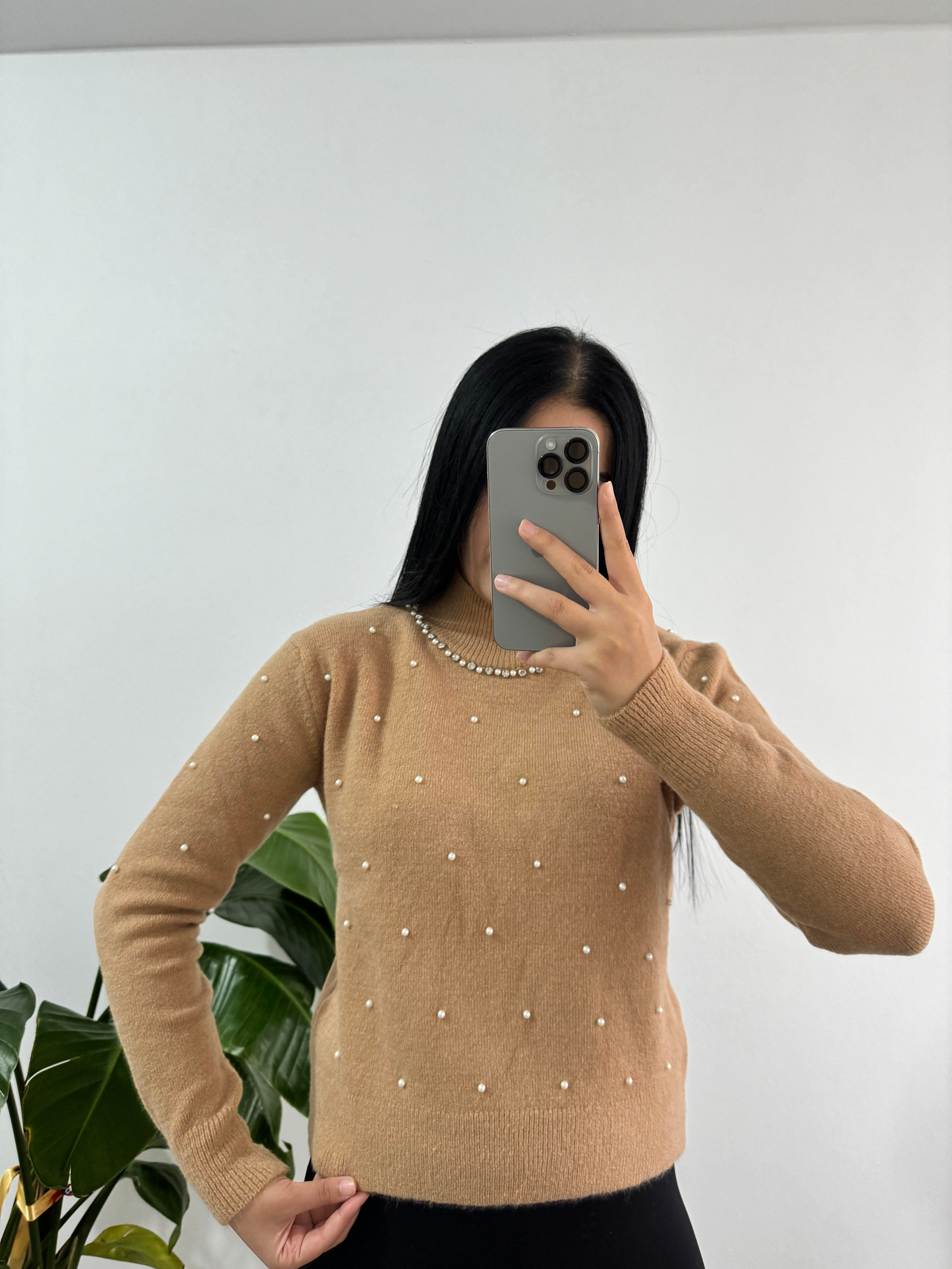 Dik yaka taşlı bej triko