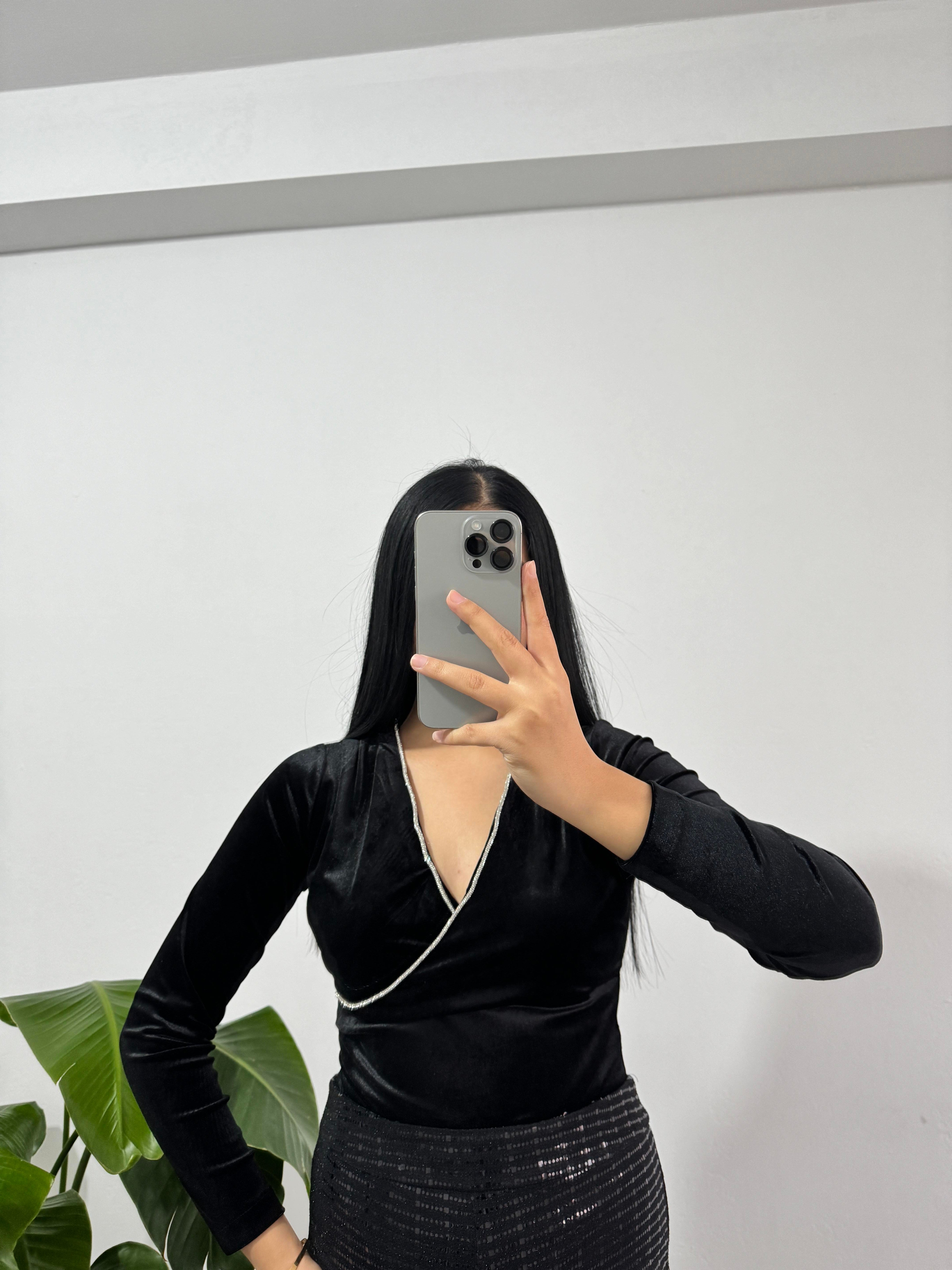 Kadife önü taşlı bluz 