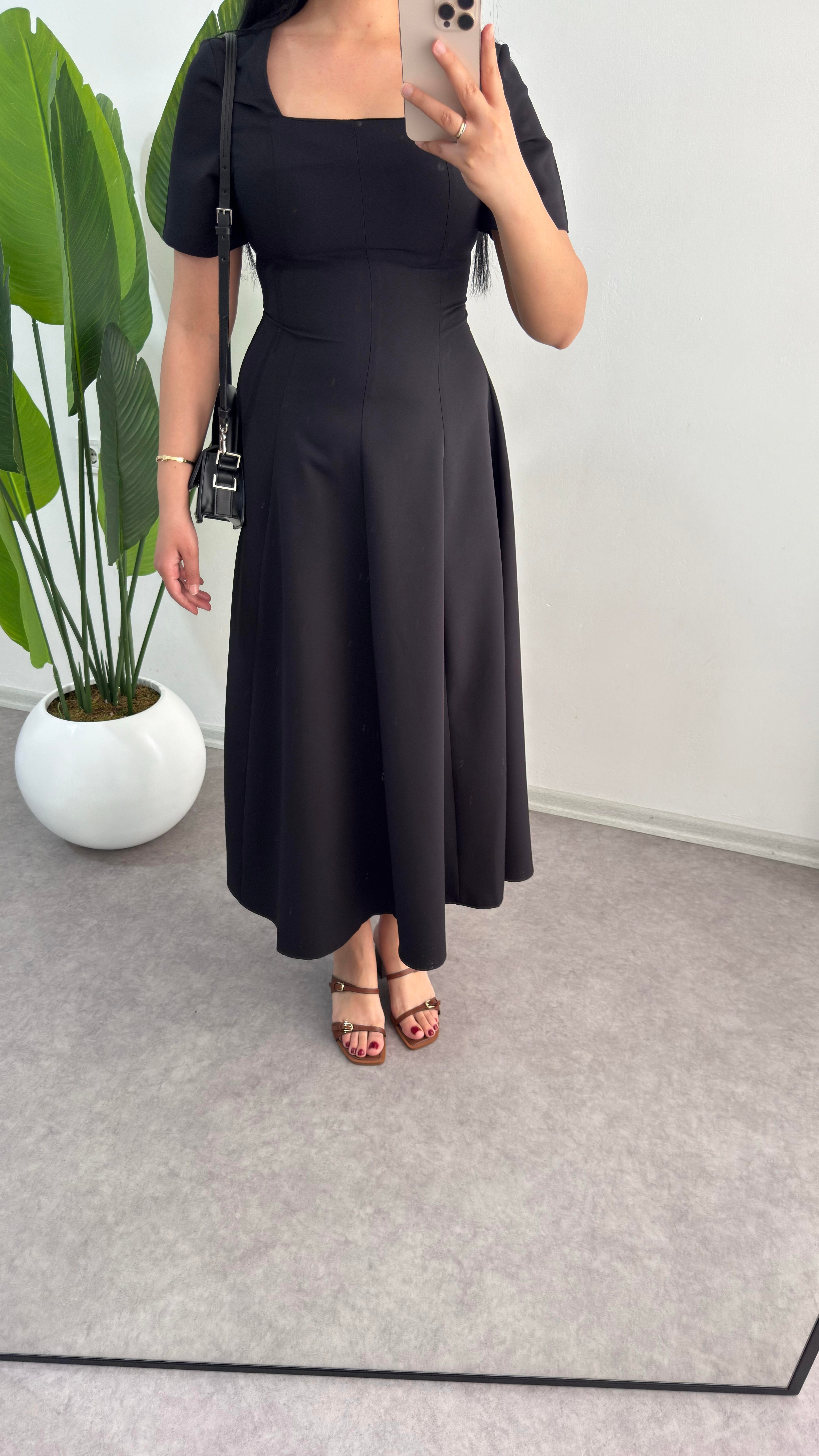 Kare Yaka Siyah Elbise