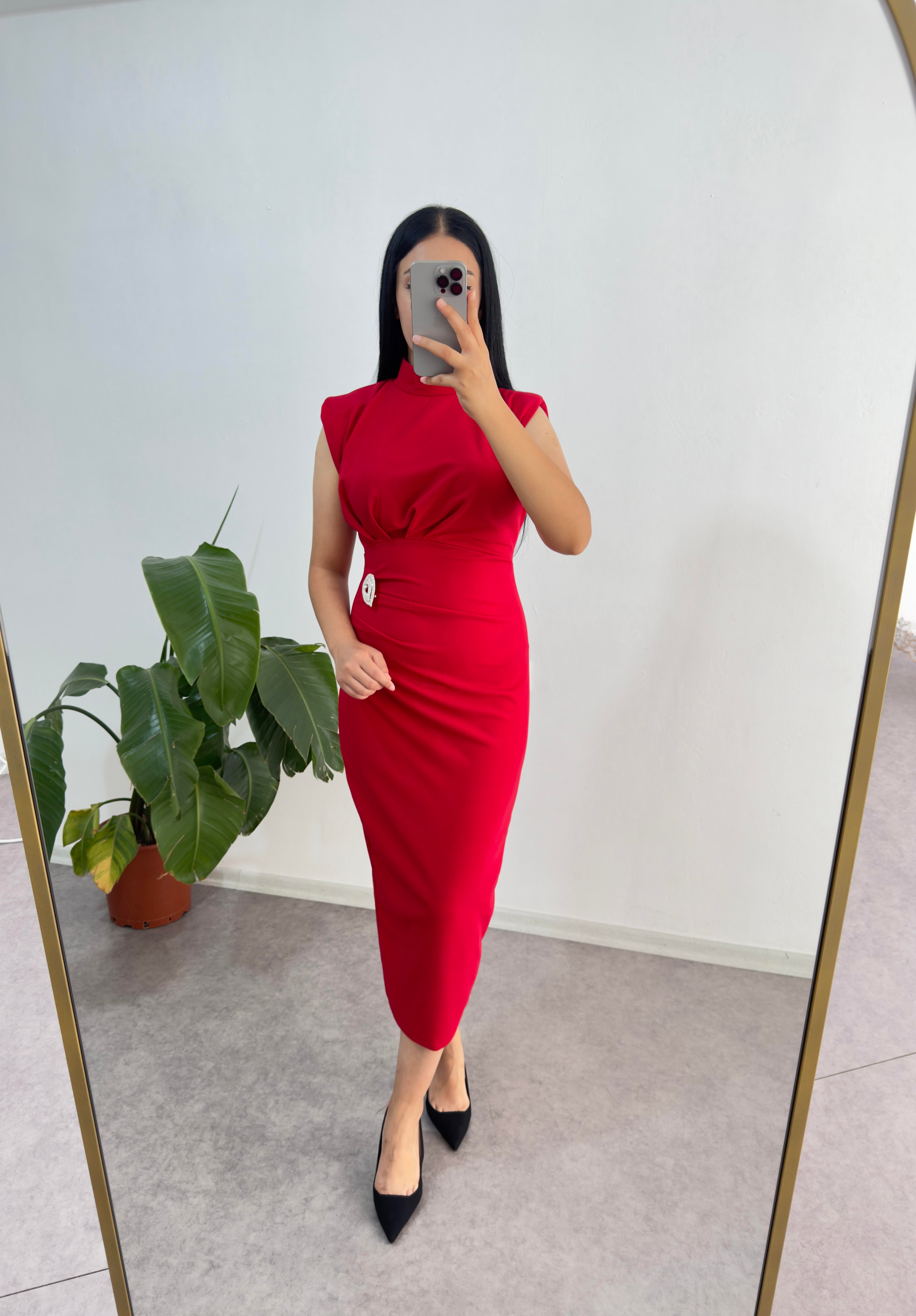 Kırmızı Broş Elbise