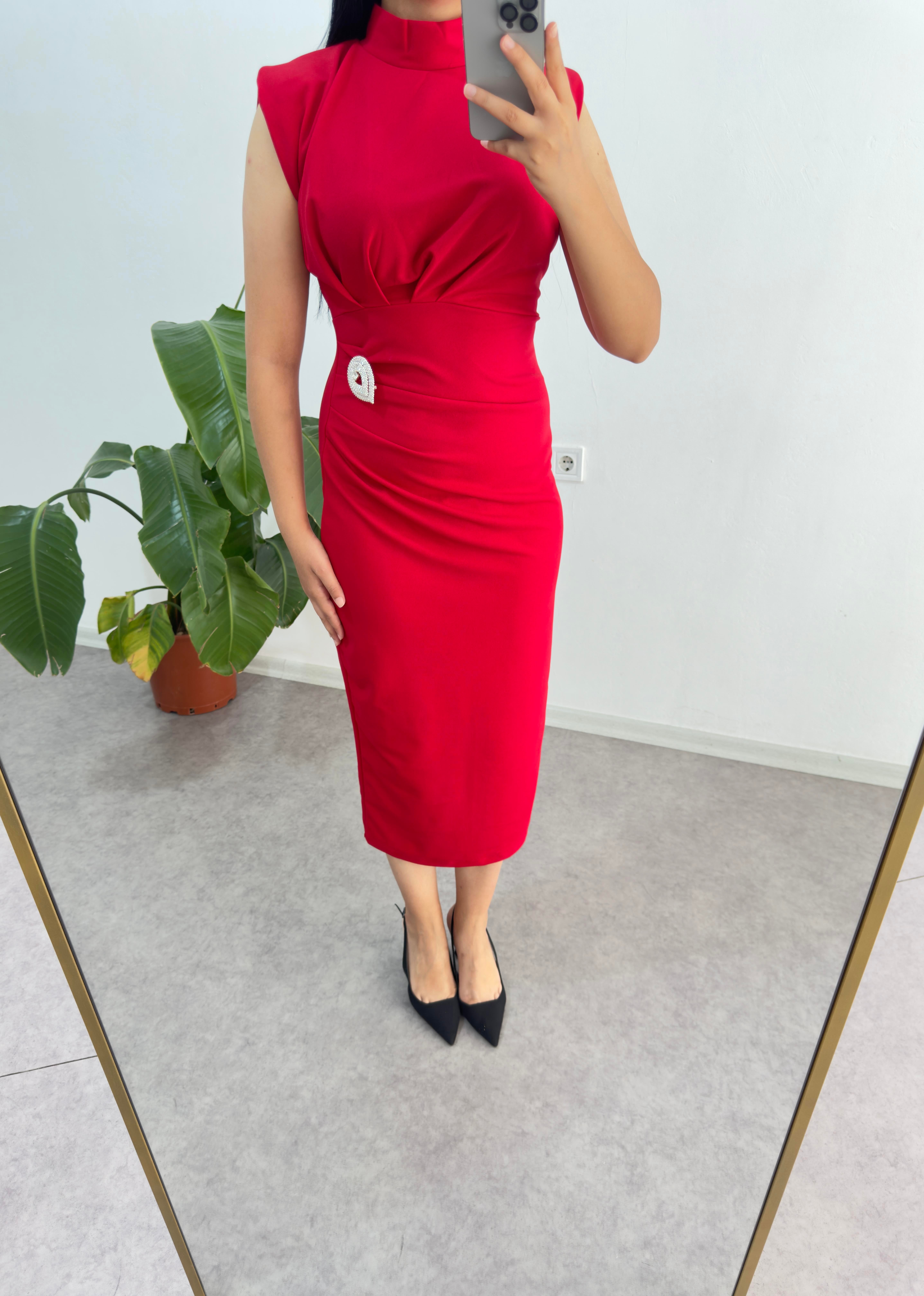 Kırmızı Broş Elbise