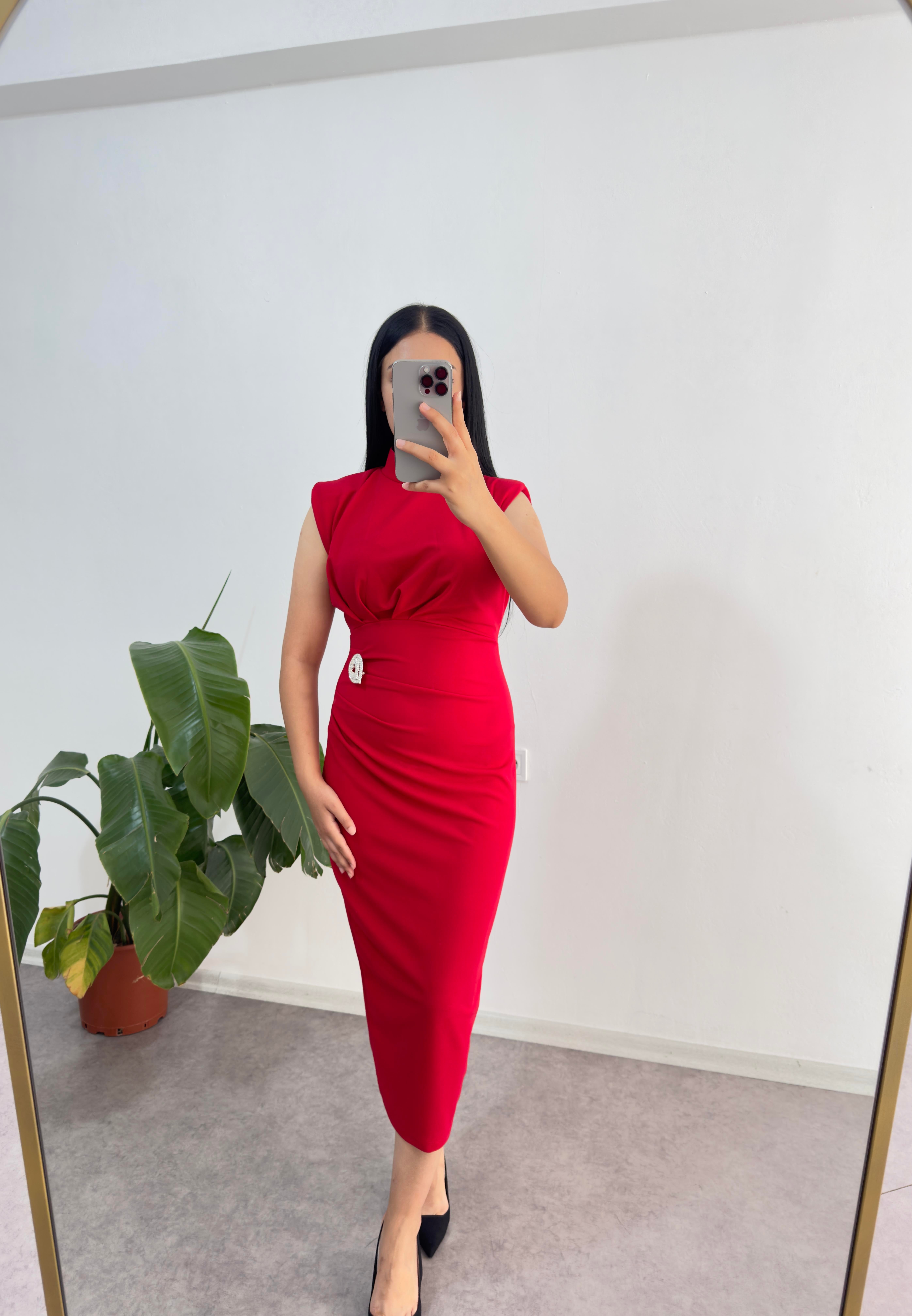 Kırmızı Broş Elbise