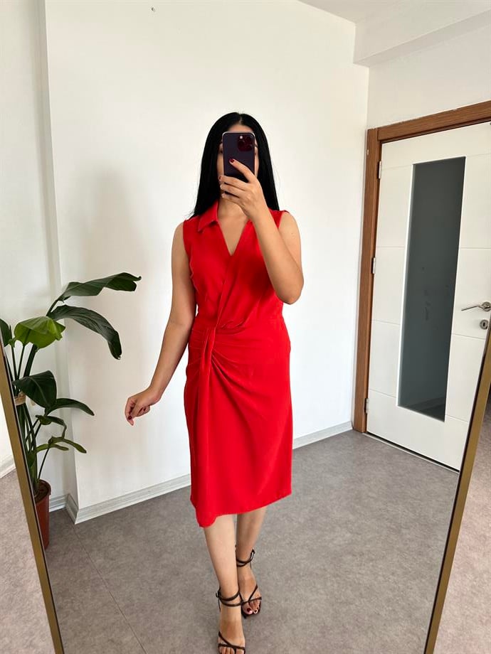 Kırmızı drapeli elbise