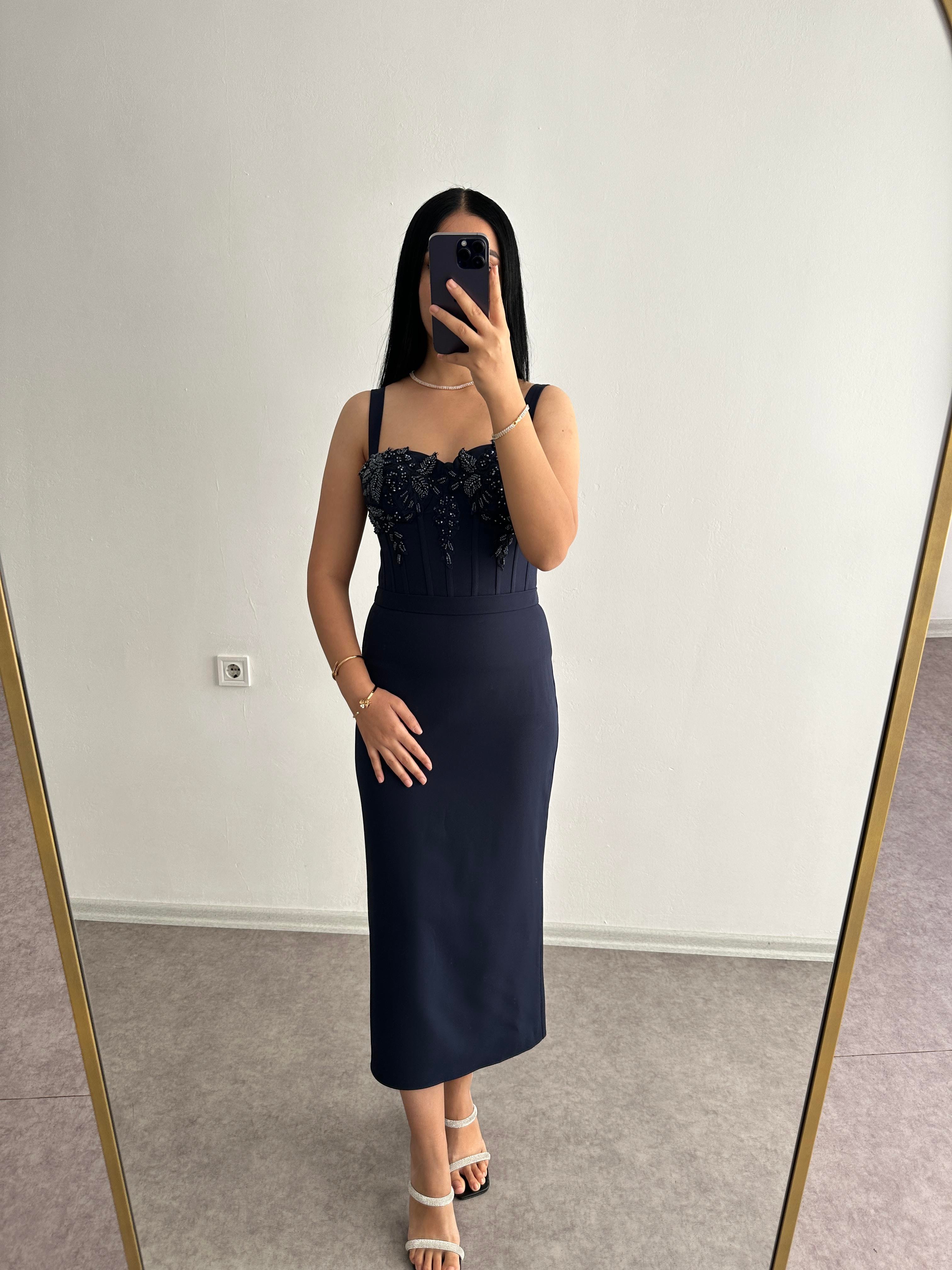 Lacivert işlemeli astarlı elbise