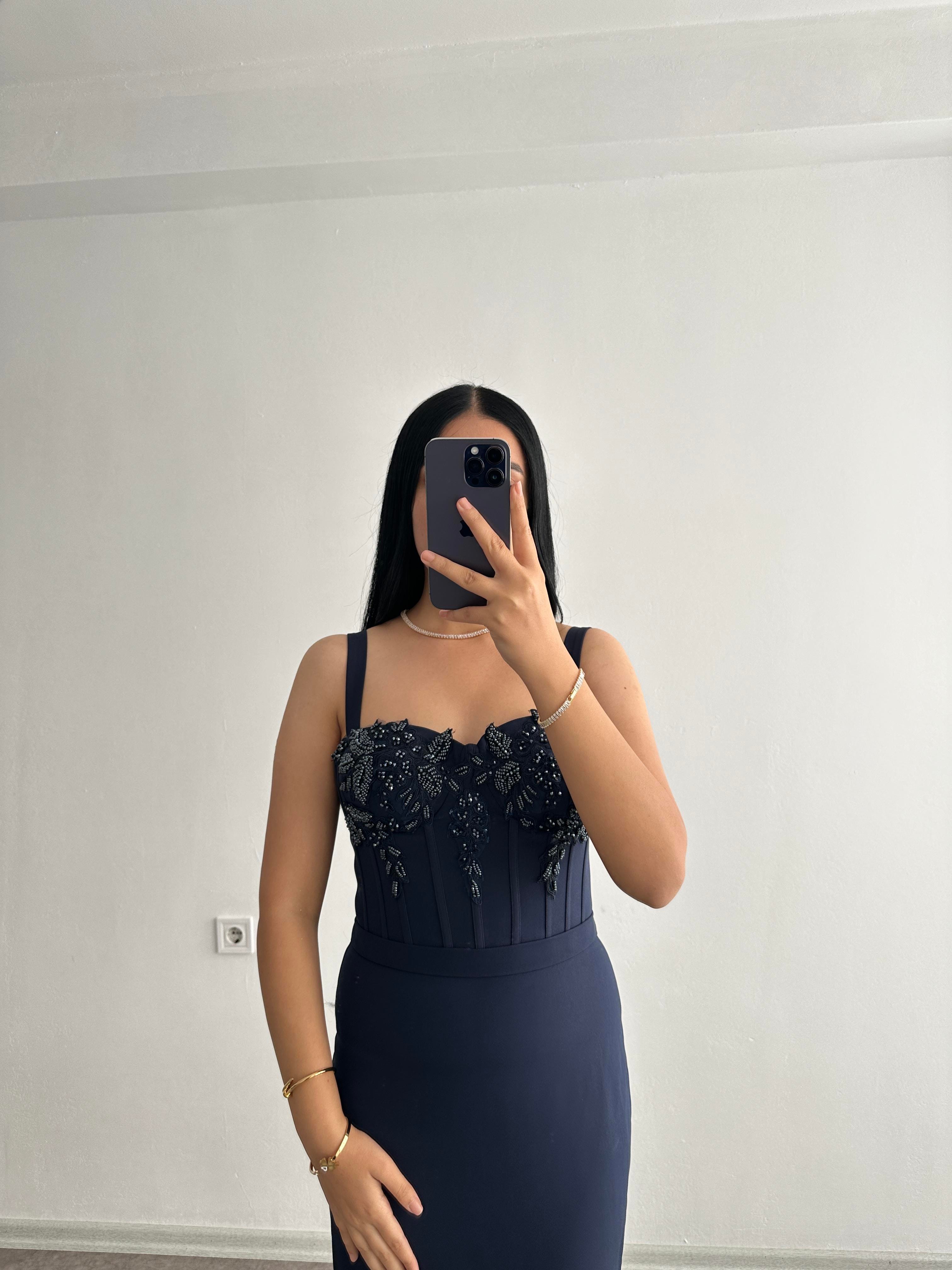 Lacivert işlemeli astarlı elbise