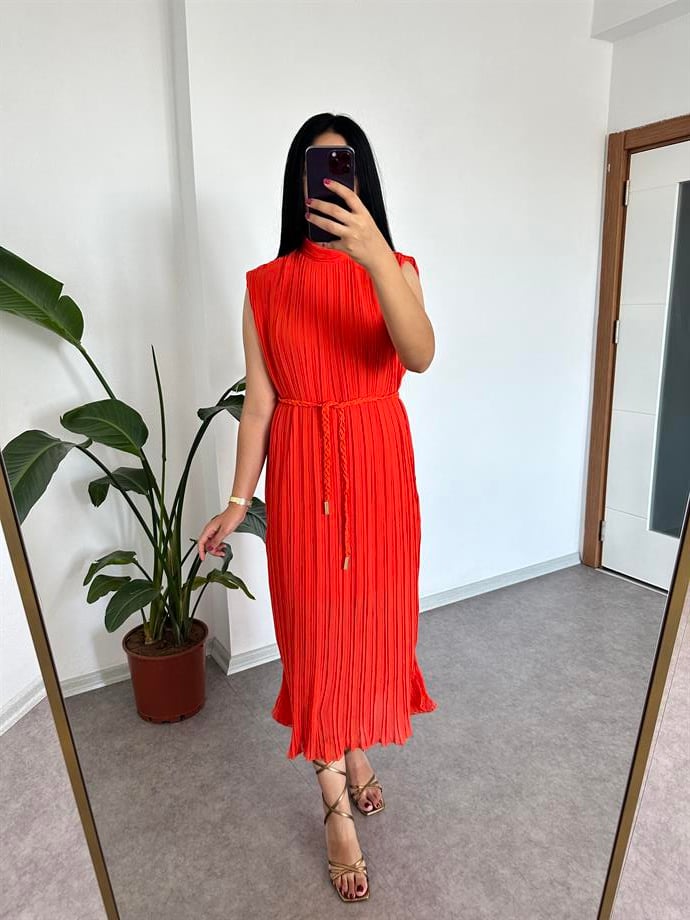 Piliseli turuncu elbise