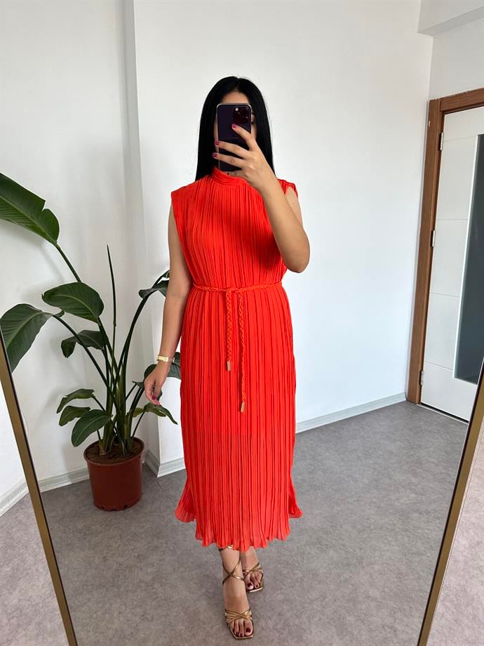 Piliseli turuncu elbise