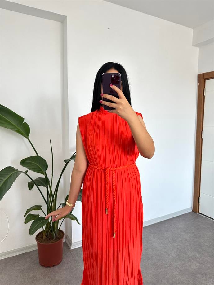 Piliseli turuncu elbise