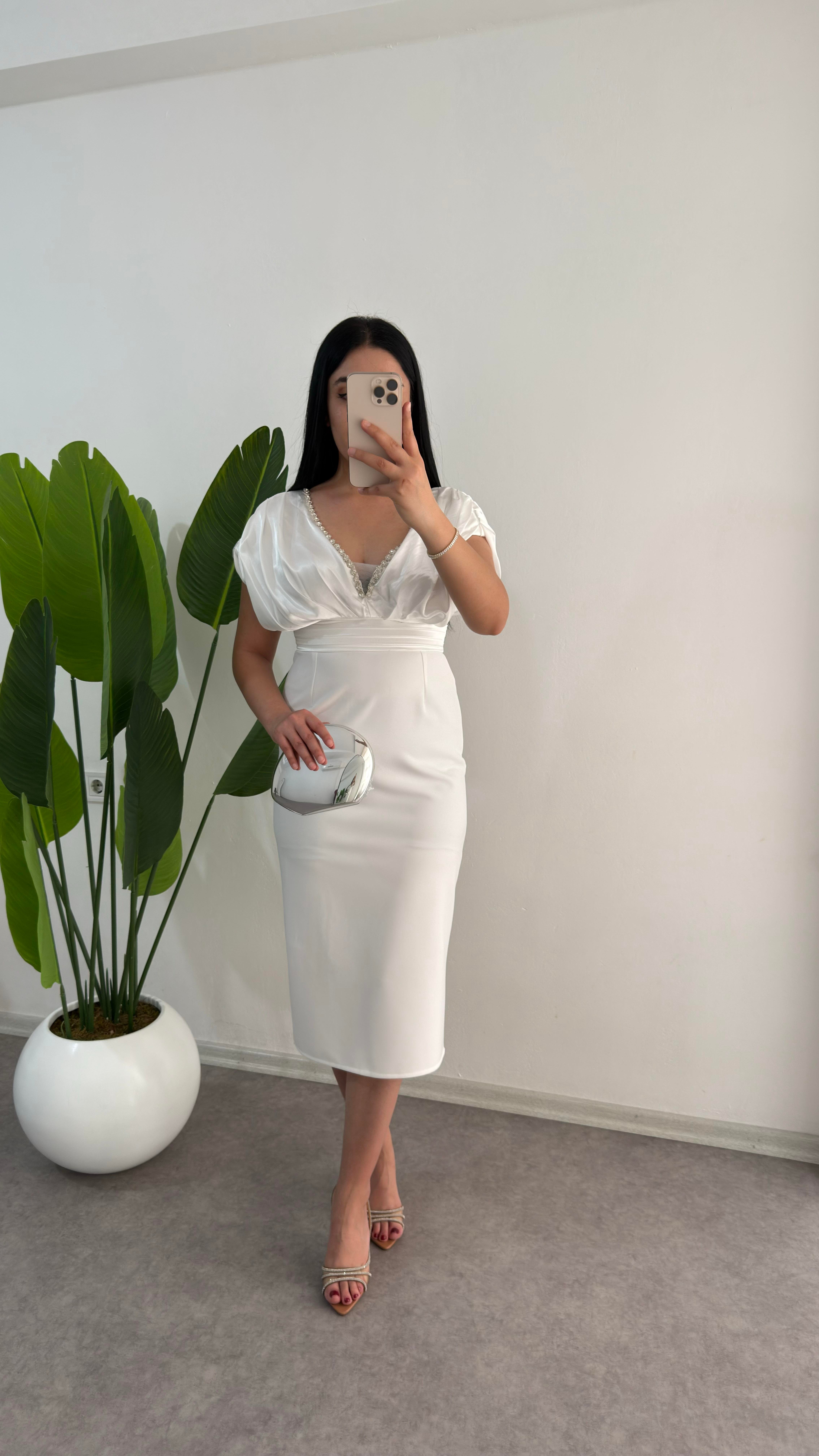 Taşlı Deva Beyaz Elbise