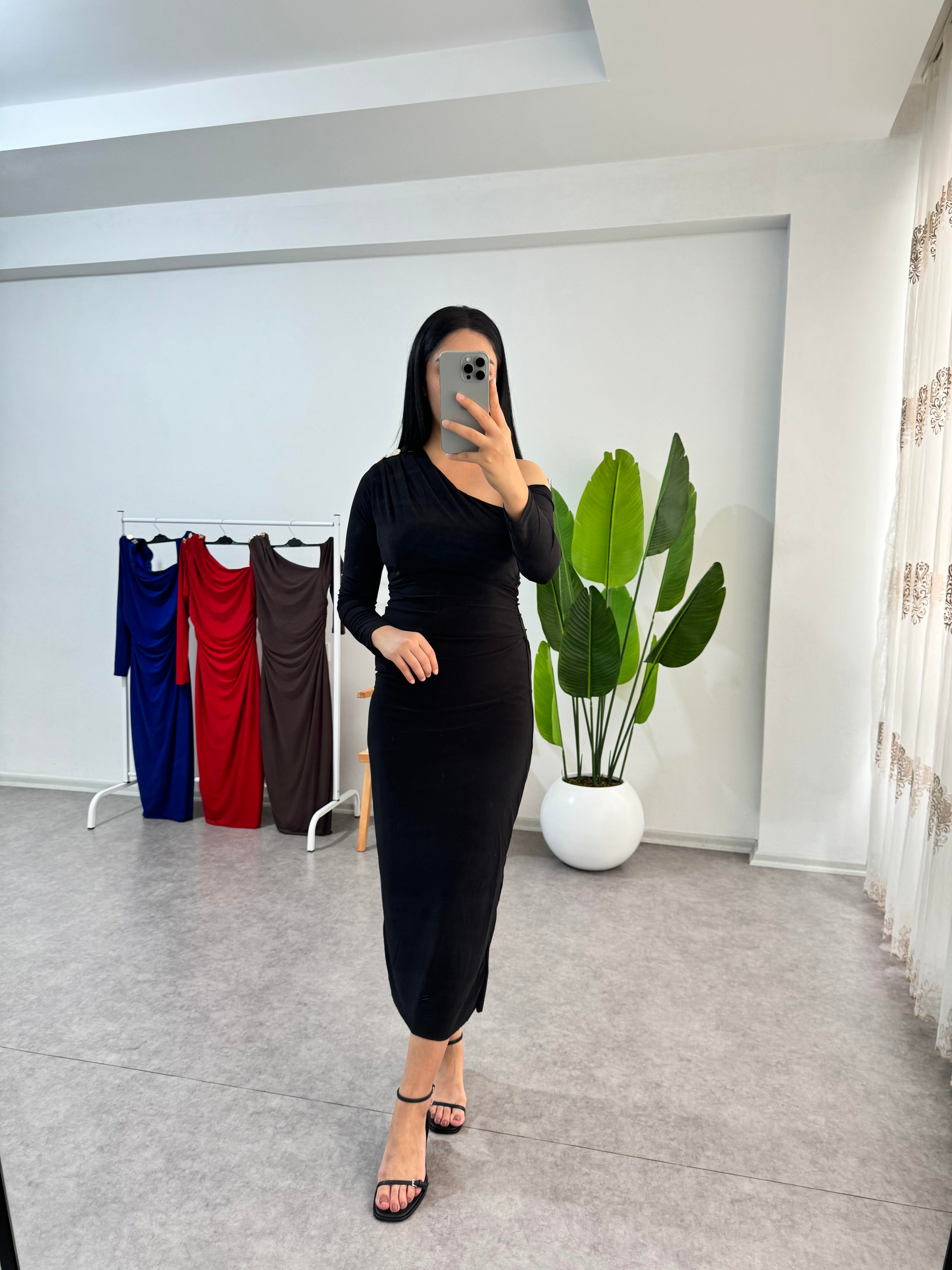 Tek Kol Siyah Elbise