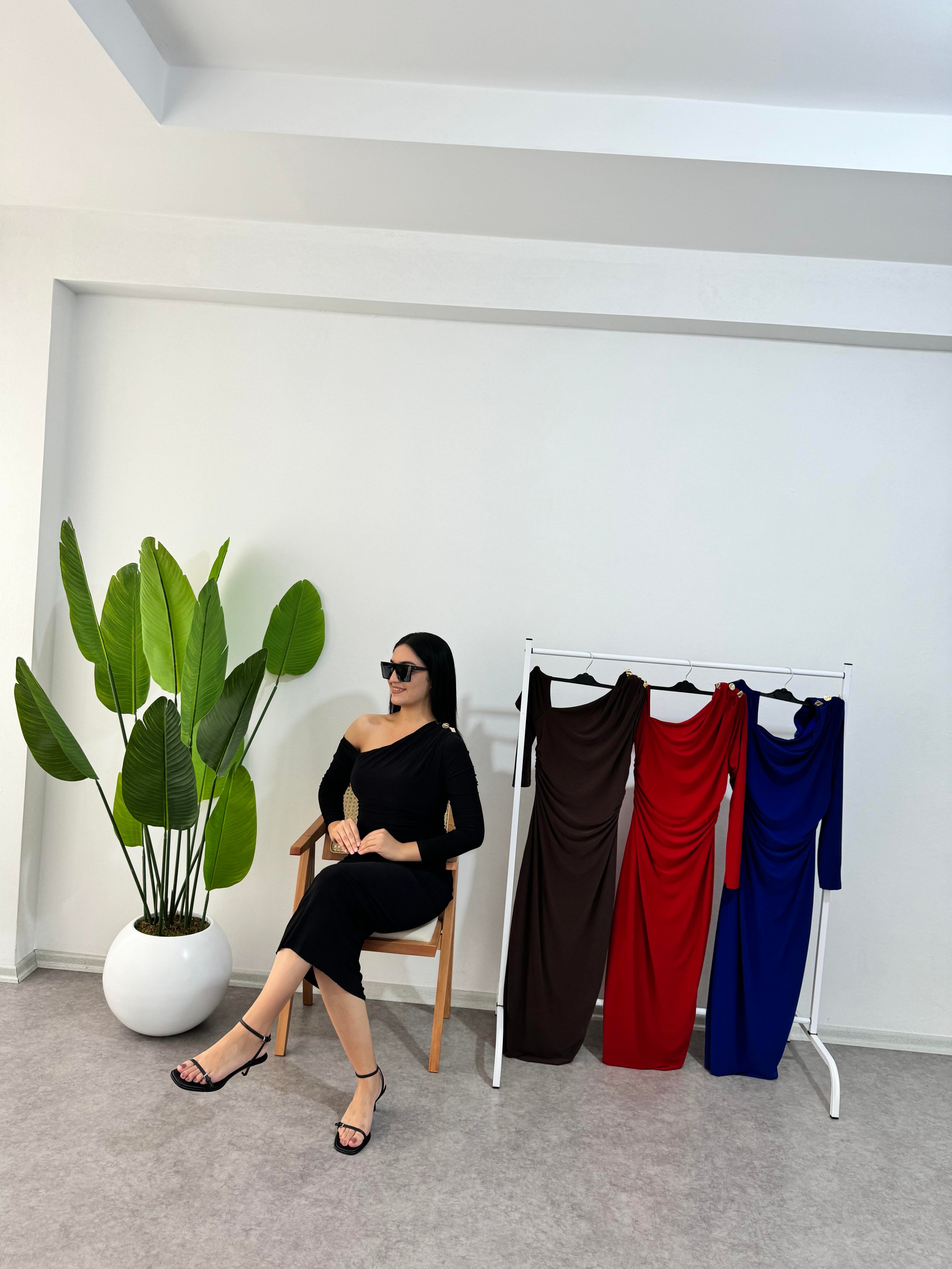 Tek Kol Siyah Elbise