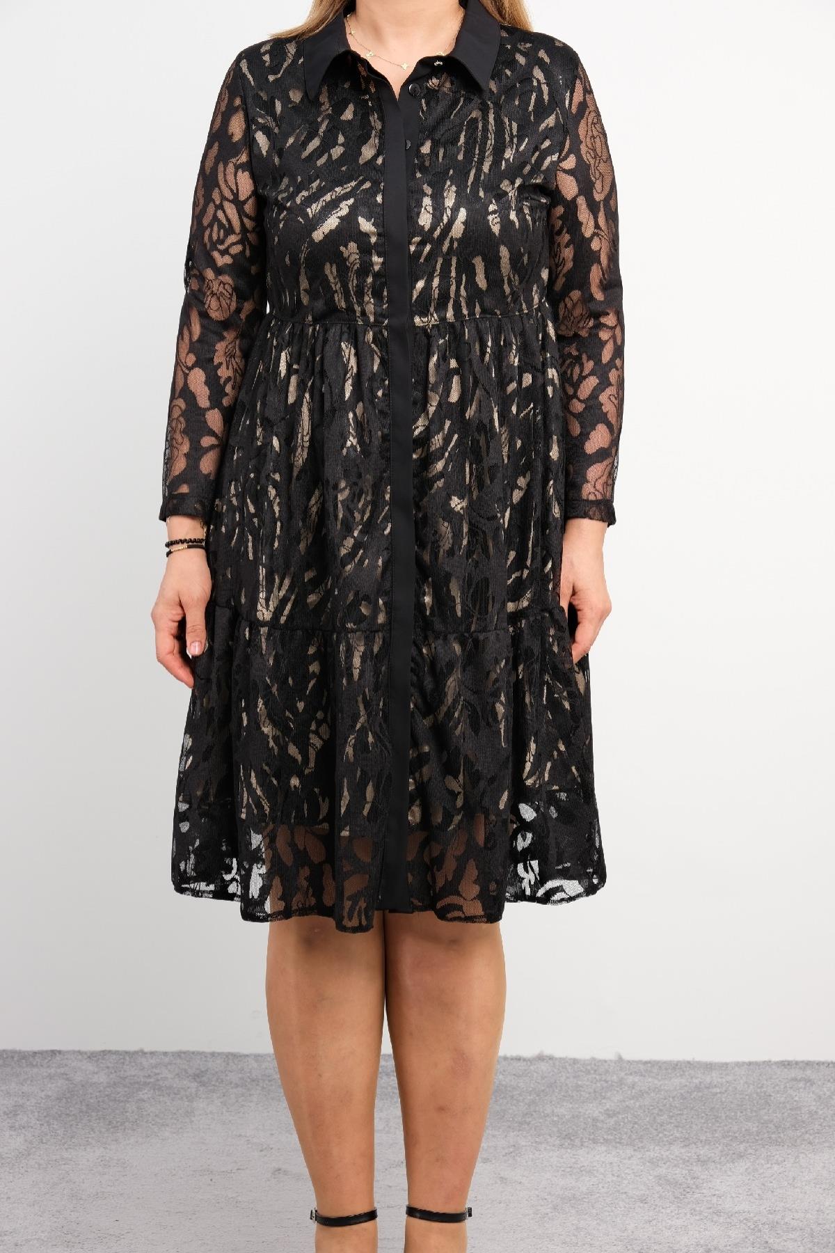  Bu büyük beden kadın abiye elbise, zarif ve şık tasarımıyla göz kamaştırıyor. Elbise, diz hizasında biten modern bir kesime sahip. Tül kumaşı, üzerindeki çiçek desenleriyle dikkat çeker. Uzun kollu ve düğmeli olan elbise, rahat ve stil sahibi bir gö