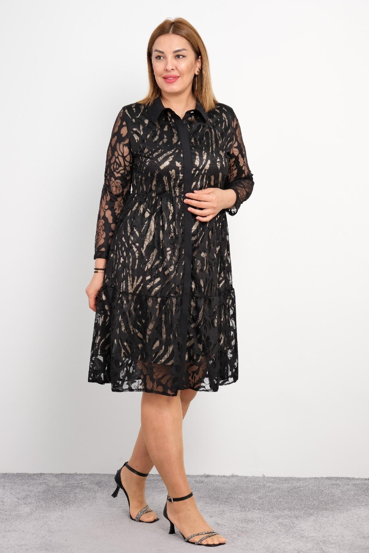  Bu büyük beden kadın abiye elbise, zarif ve şık tasarımıyla göz kamaştırıyor. Elbise, diz hizasında biten modern bir kesime sahip. Tül kumaşı, üzerindeki çiçek desenleriyle dikkat çeker. Uzun kollu ve düğmeli olan elbise, rahat ve stil sahibi bir gö