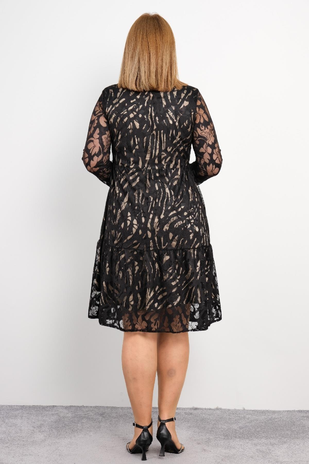  Bu büyük beden kadın abiye elbise, zarif ve şık tasarımıyla göz kamaştırıyor. Elbise, diz hizasında biten modern bir kesime sahip. Tül kumaşı, üzerindeki çiçek desenleriyle dikkat çeker. Uzun kollu ve düğmeli olan elbise, rahat ve stil sahibi bir gö