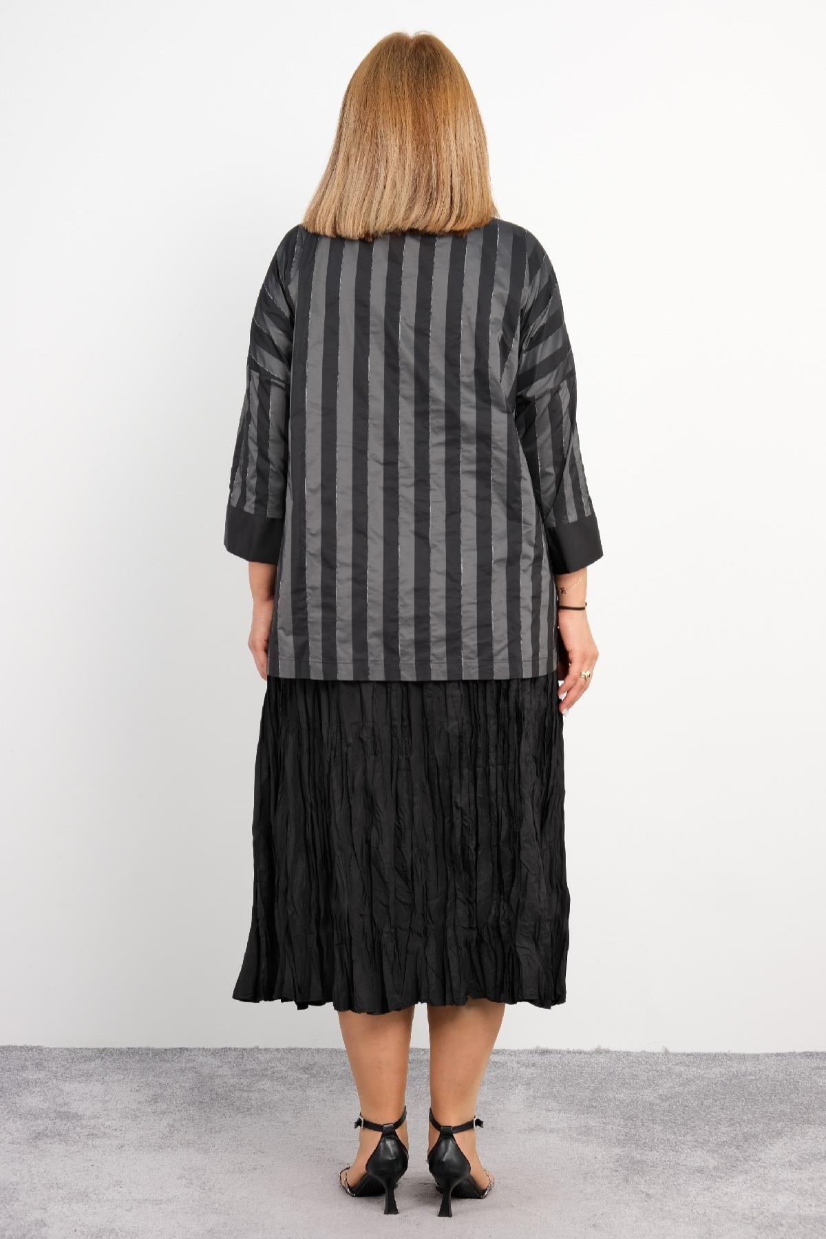  Bu büyük beden kadın ikili takım, modern ve rahat bir stil sunar. Üst kısmı geniş çizgili desenlere sahip, yarım balıkçı yakalı ve üç çeyrek kolludur. Kumaşı hafif ve rahattır, hem günlük kullanım hem de özel etkinlikler için uygundur. Alt kısmı ise