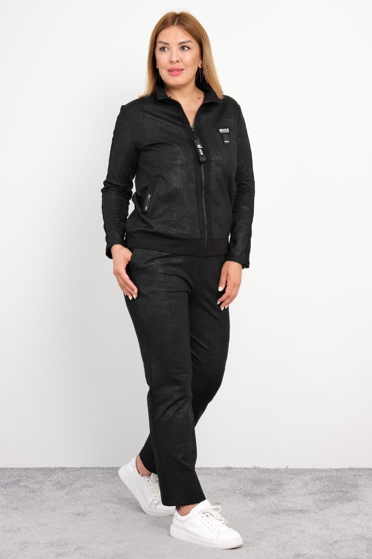  Bu büyük beden kadın ikili takım, rahatlığı ve şıklığı bir arada sunuyor. Siyah rengi ile her ortam için uygun olan bu takım, dört farklı bedende (42, 44, 46, 48) mevcuttur. Ürün, %75 pamuk, %20 polyester ve %5 likra içerir, bu da hem konforlu hem d