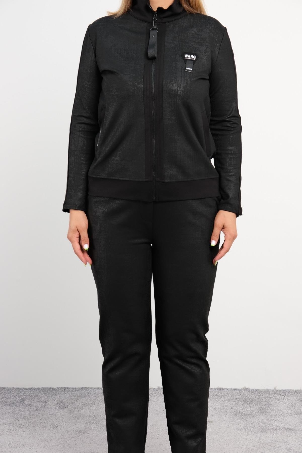  Bu büyük beden kadın ikili takım, rahatlığı ve şıklığı bir arada sunuyor. Siyah rengi ile her ortam için uygun olan bu takım, dört farklı bedende (42, 44, 46, 48) mevcuttur. Ürün, %75 pamuk, %20 polyester ve %5 likra içerir, bu da hem konforlu hem d