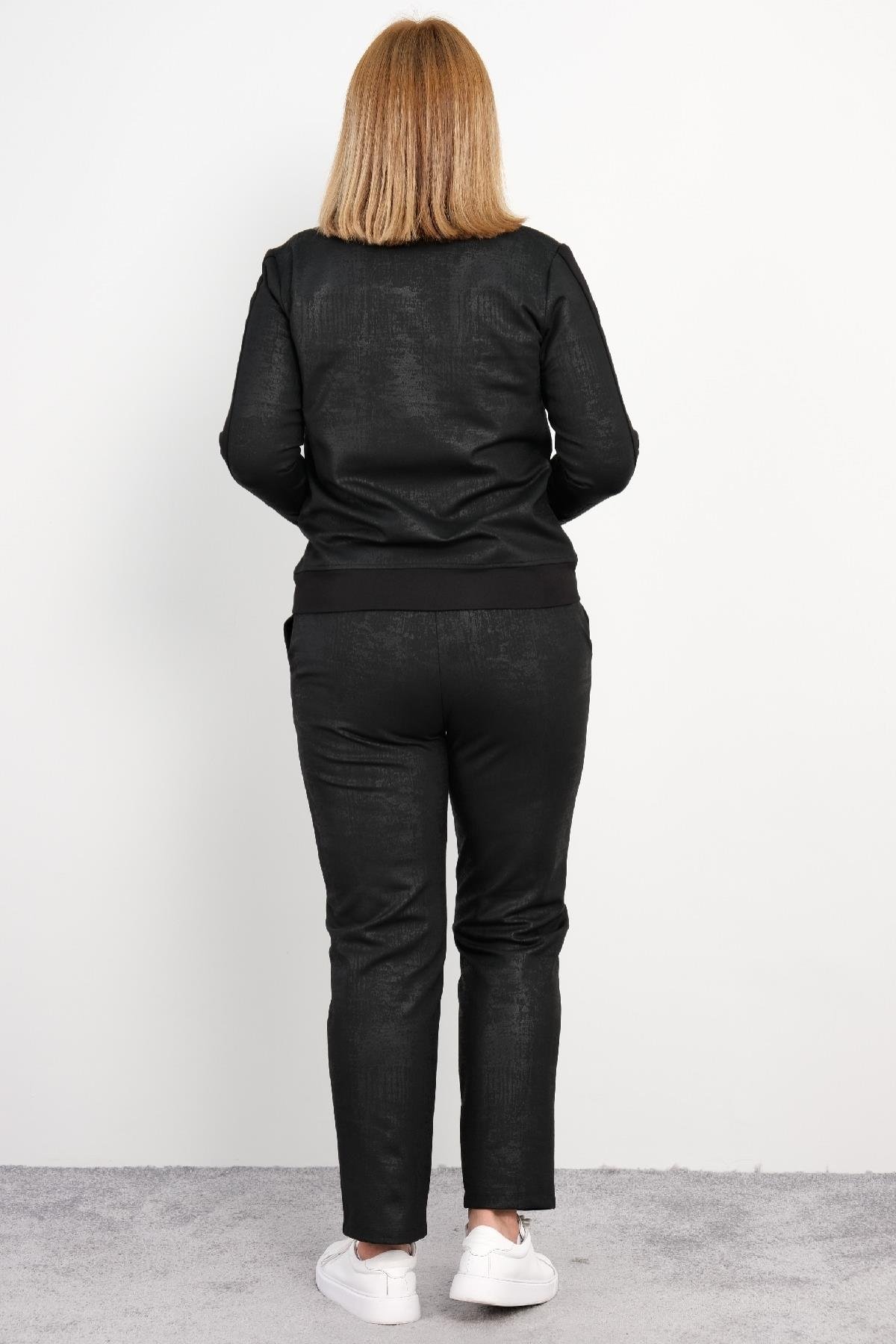  Bu büyük beden kadın ikili takım, rahatlığı ve şıklığı bir arada sunuyor. Siyah rengi ile her ortam için uygun olan bu takım, dört farklı bedende (42, 44, 46, 48) mevcuttur. Ürün, %75 pamuk, %20 polyester ve %5 likra içerir, bu da hem konforlu hem d