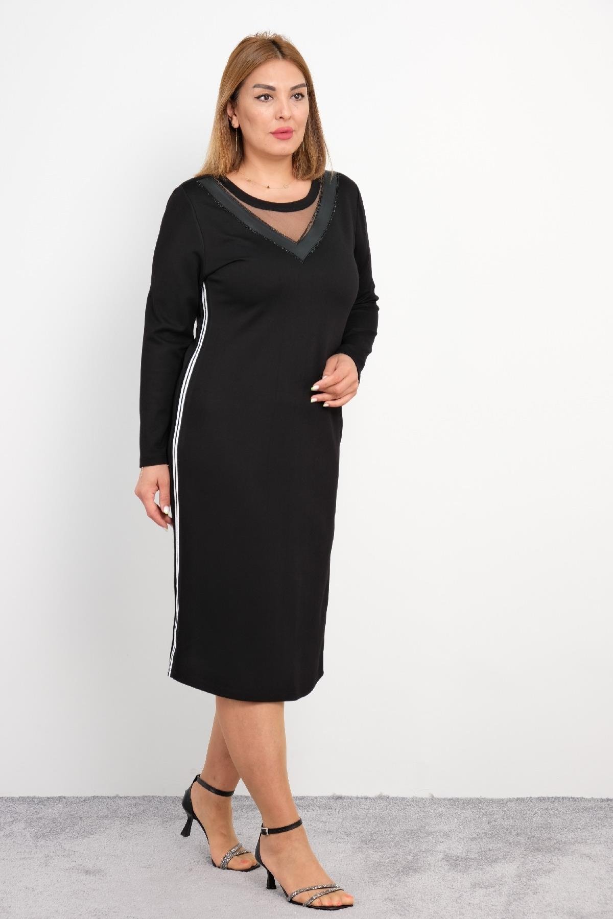  Bu elbise, siyah rengin zarafetini taşıyan bir tasarıma sahiptir. Uzun kollu, V yaka detaylı ve rahat bir kesime sahiptir. Yaka kısmında hafif tül detaylar ve ince dikişler bulunmaktadır. Diz altı boyunda olup, tunik tarzında bir elbisedir. Hem günl