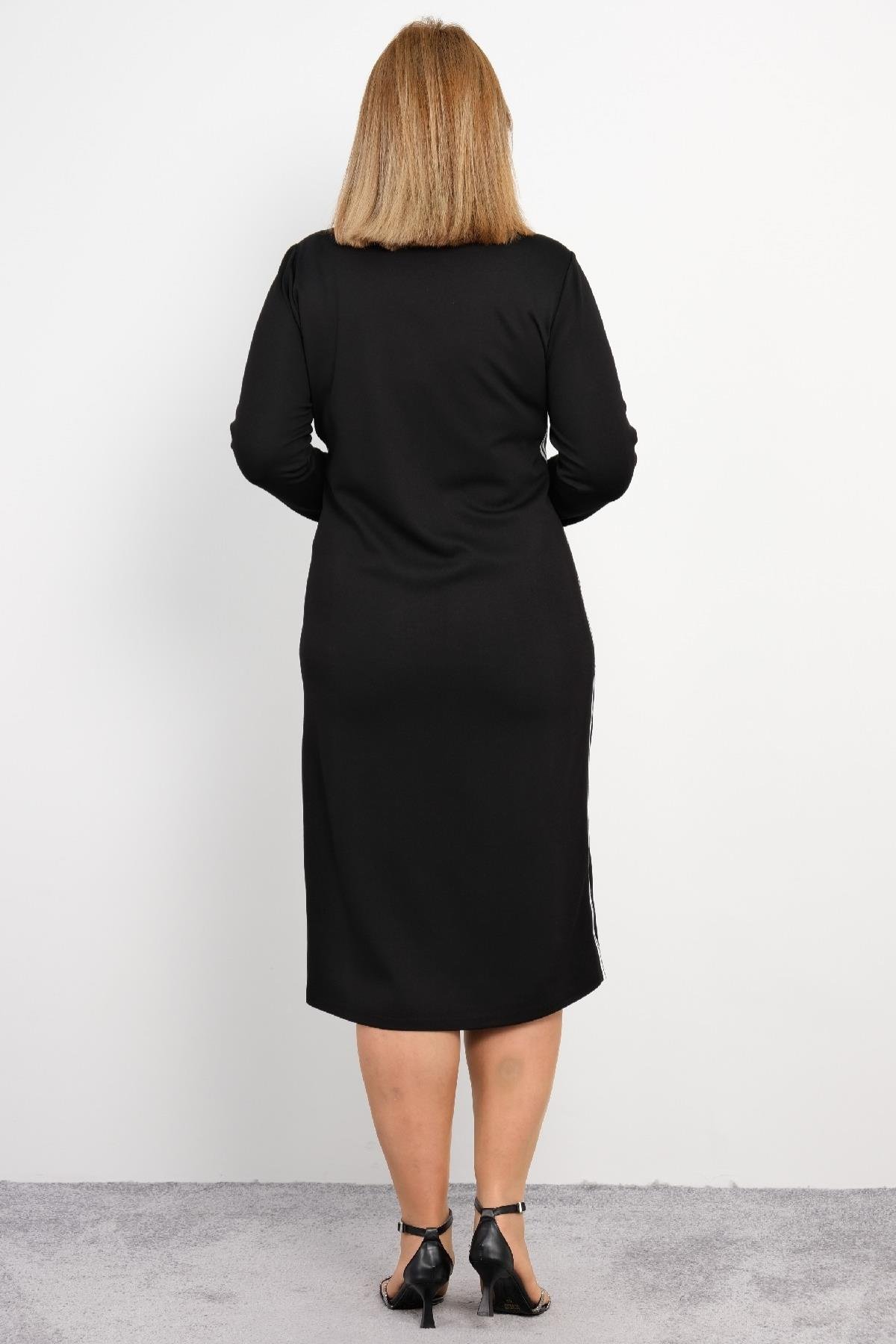  Bu elbise, siyah rengin zarafetini taşıyan bir tasarıma sahiptir. Uzun kollu, V yaka detaylı ve rahat bir kesime sahiptir. Yaka kısmında hafif tül detaylar ve ince dikişler bulunmaktadır. Diz altı boyunda olup, tunik tarzında bir elbisedir. Hem günl