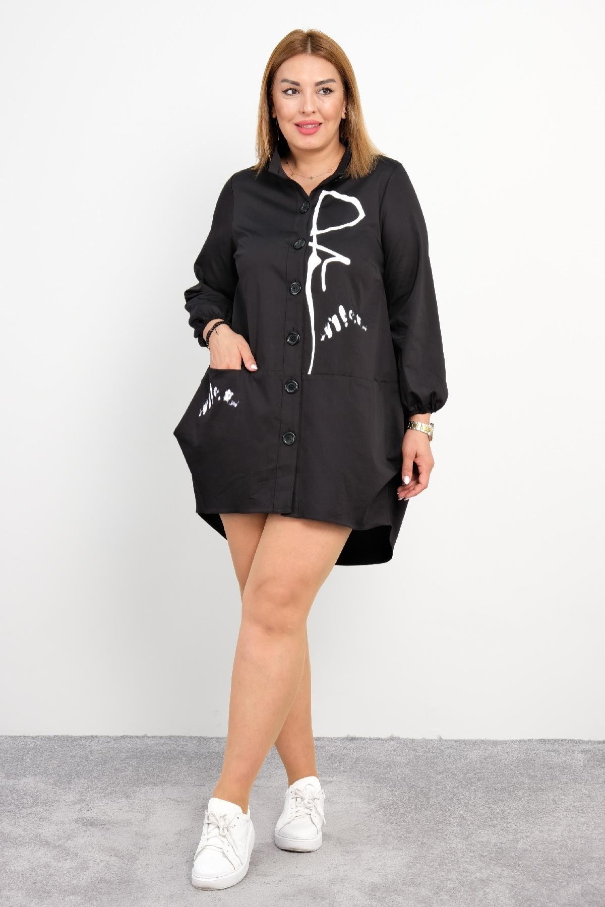  Bu görselde bir modelin önü ve arkası ayrı ayrı gösterilen siyah renkli bir elbise bulunmaktadır. Elbise düğme detaylı olup ön kısmında birkaç beyaz desen bulunmaktadır. Rahat bir kesime sahip olan elbisenin yan cepleri mevcuttur. Model, elbiseyi be